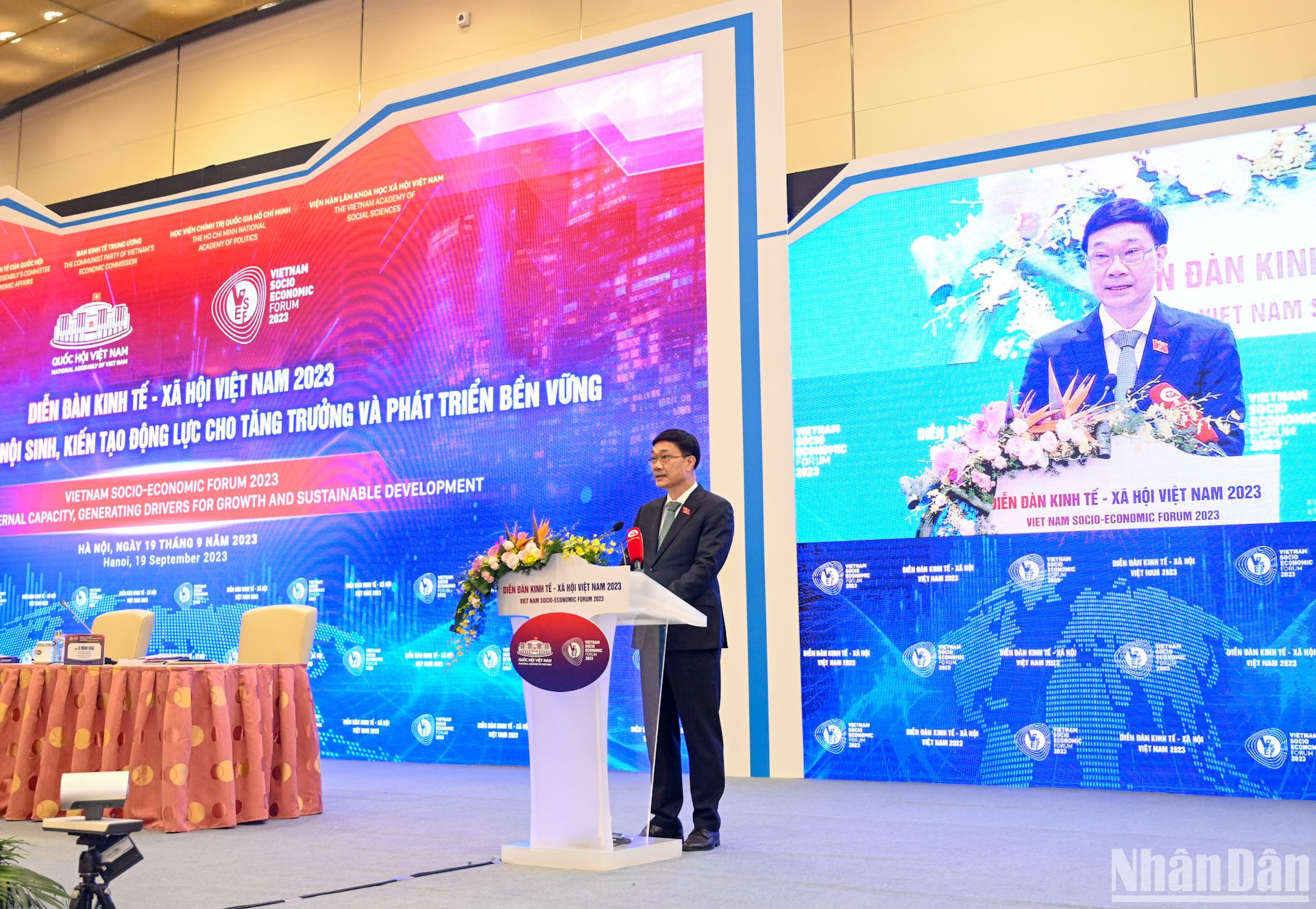 Chủ nhiệm Ủy ban Kinh tế Vũ Hồng Thanh phát biểu mở đầu Diễn đàn.