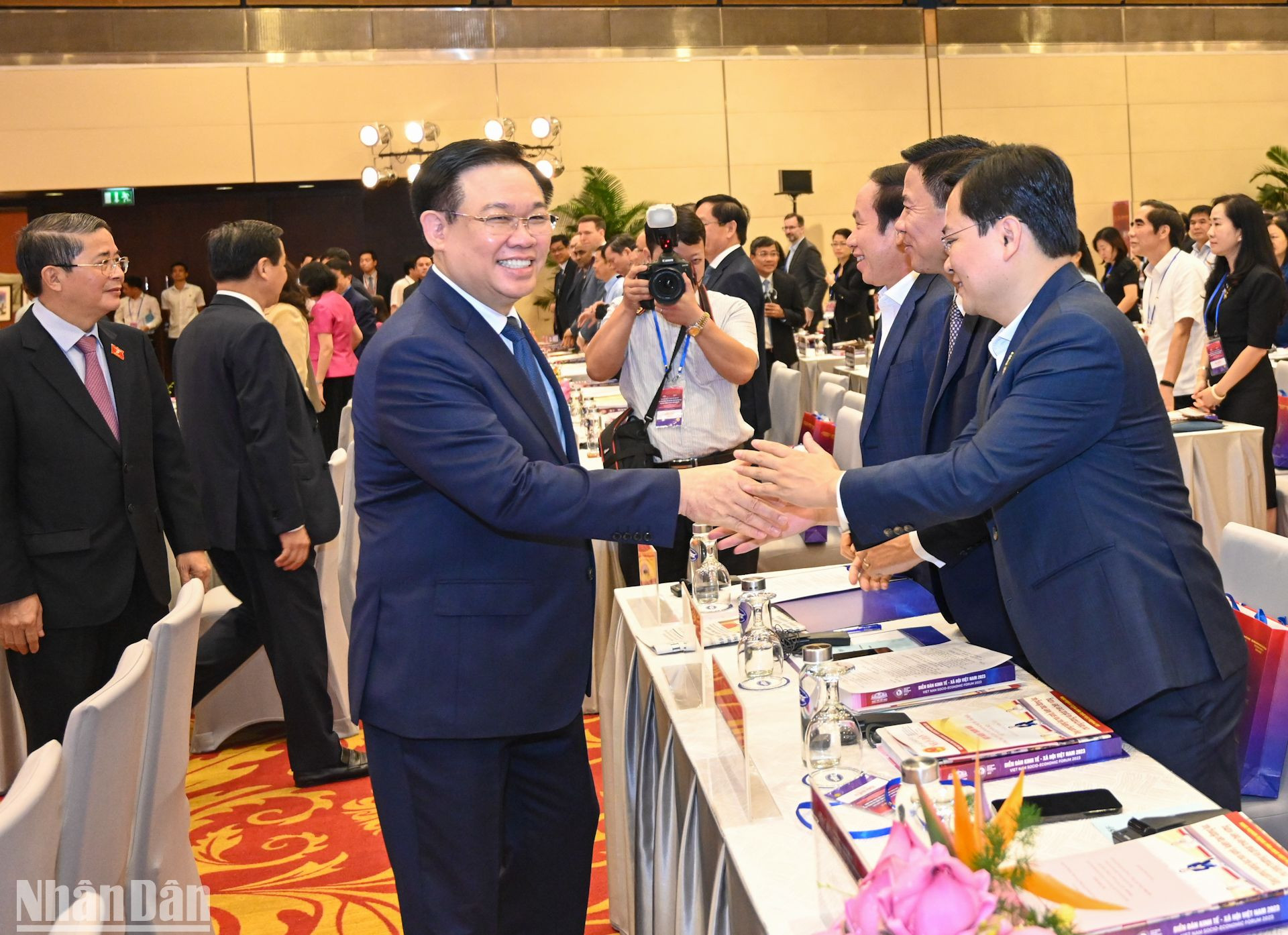 Chủ tịch Quốc hội Vương Đình Huệ với các đại biểu dự Diễn đàn.