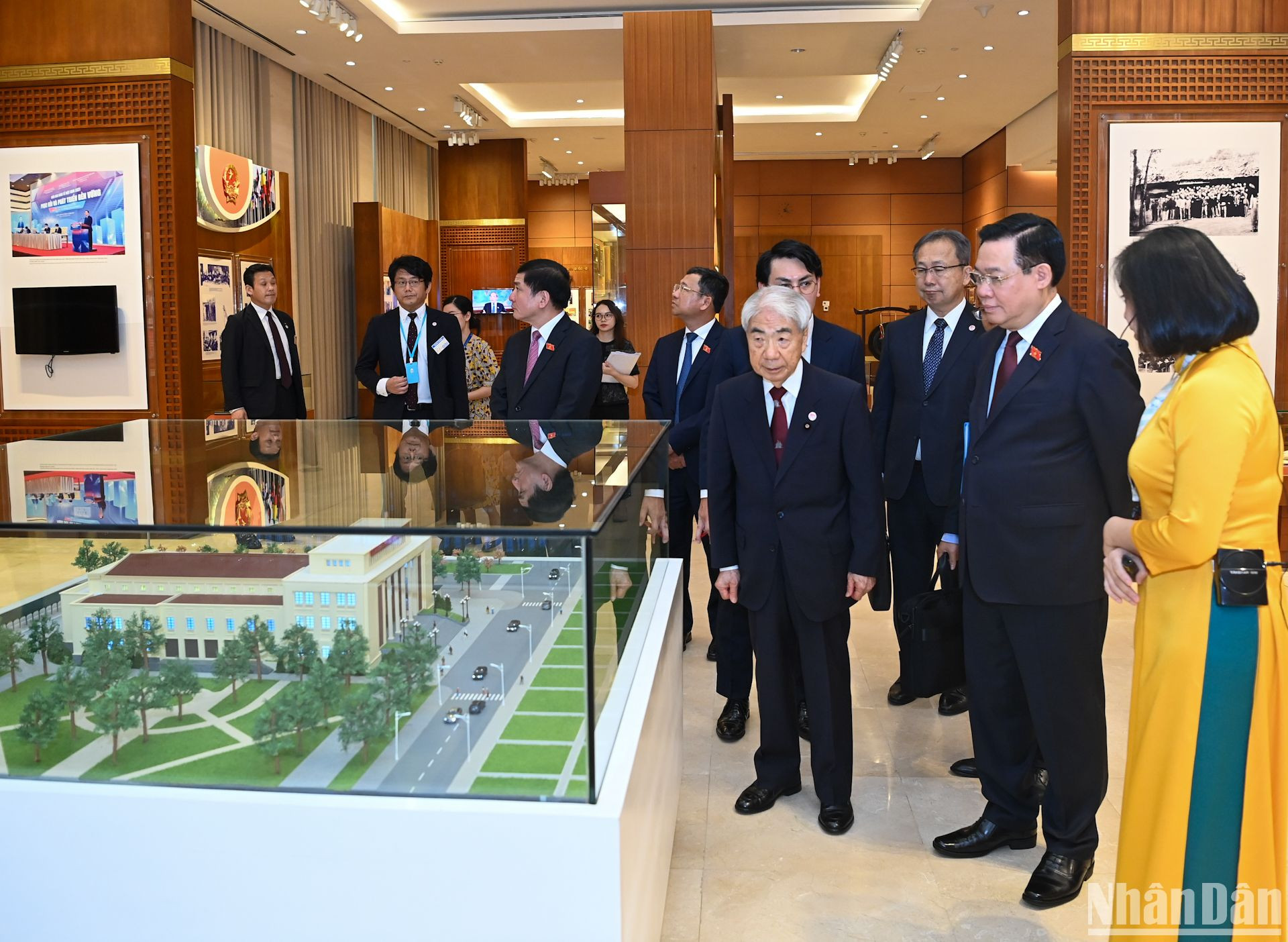 Chủ tịch Quốc hội Vương Đình Huệ và Chủ tịch Thượng viện Nhật Bản Otsuji Hidehisa cùng các đại biểu tham quan Phòng truyền thống Quốc hội Việt Nam.