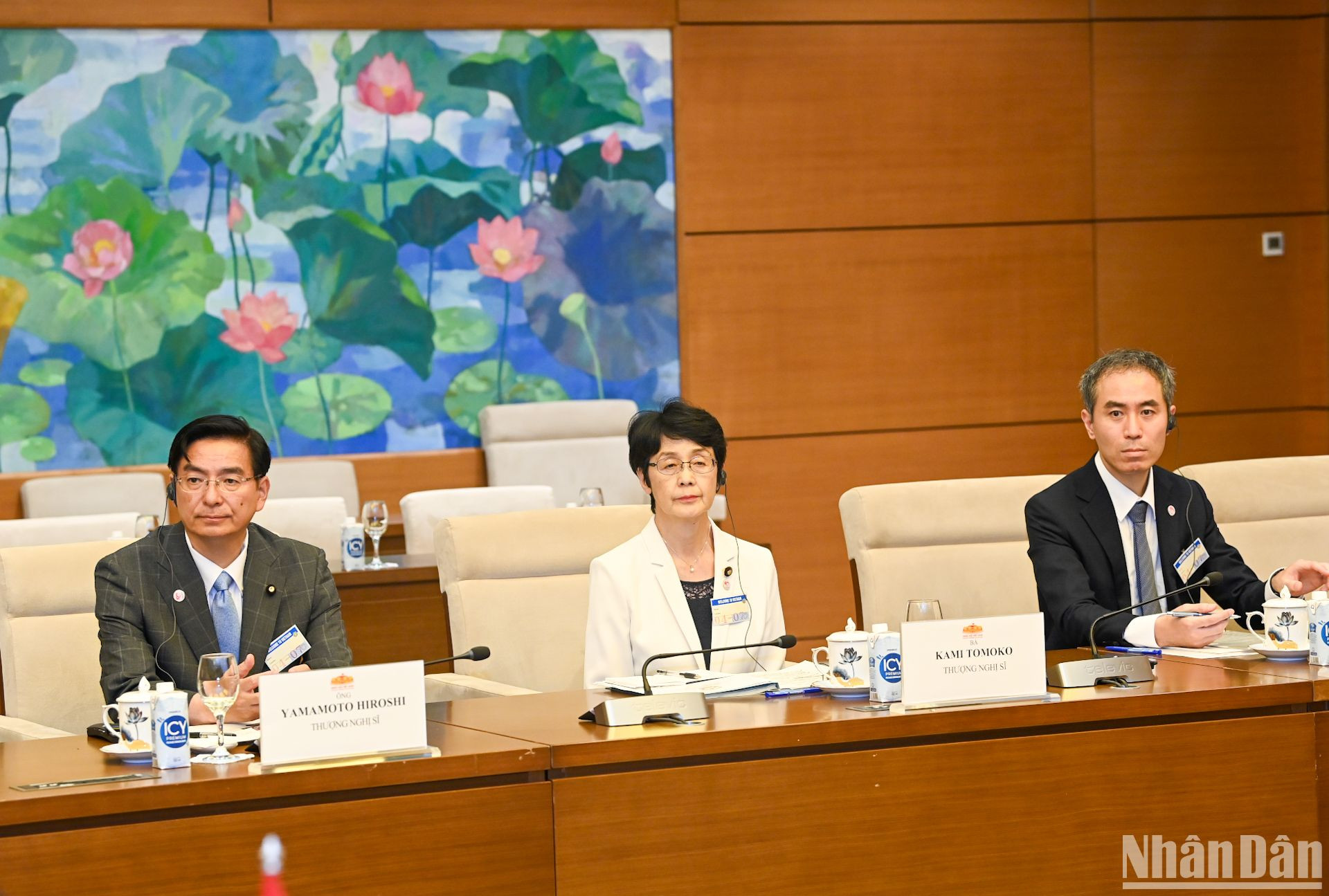 Các Thượng Nghị sĩ tháp tùng Chủ tịch Thượng viện Nhật Bản dự buổi hội đàm.