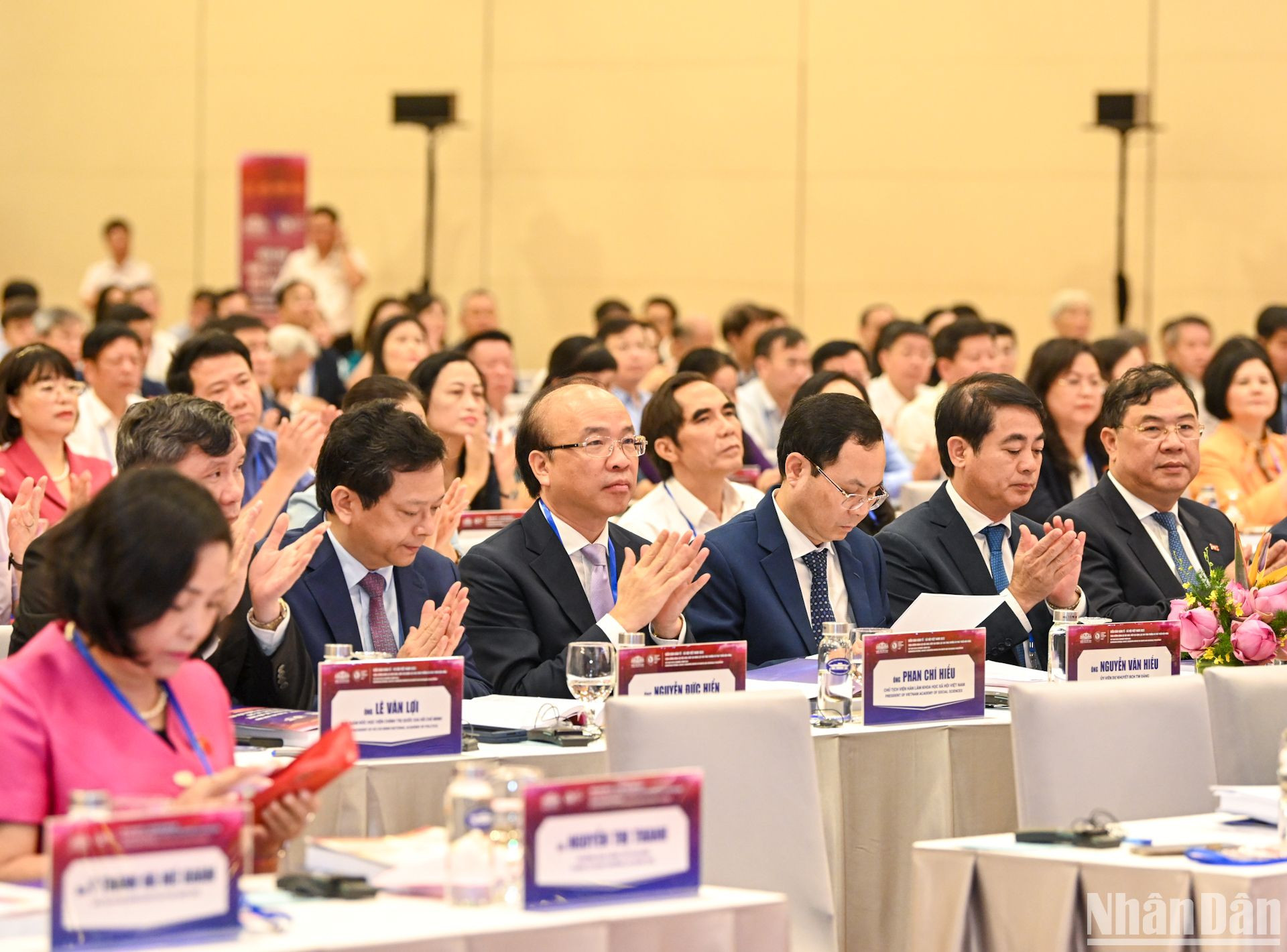 Diễn đàn Kinh tế-Xã hội Việt Nam 2023 có sự tham dự trực tiếp của 450 đại biểu. Diễn đàn được kết nối trực tuyến đến 6 điểm cầu tại các Học viện, trường đại học trong nước.