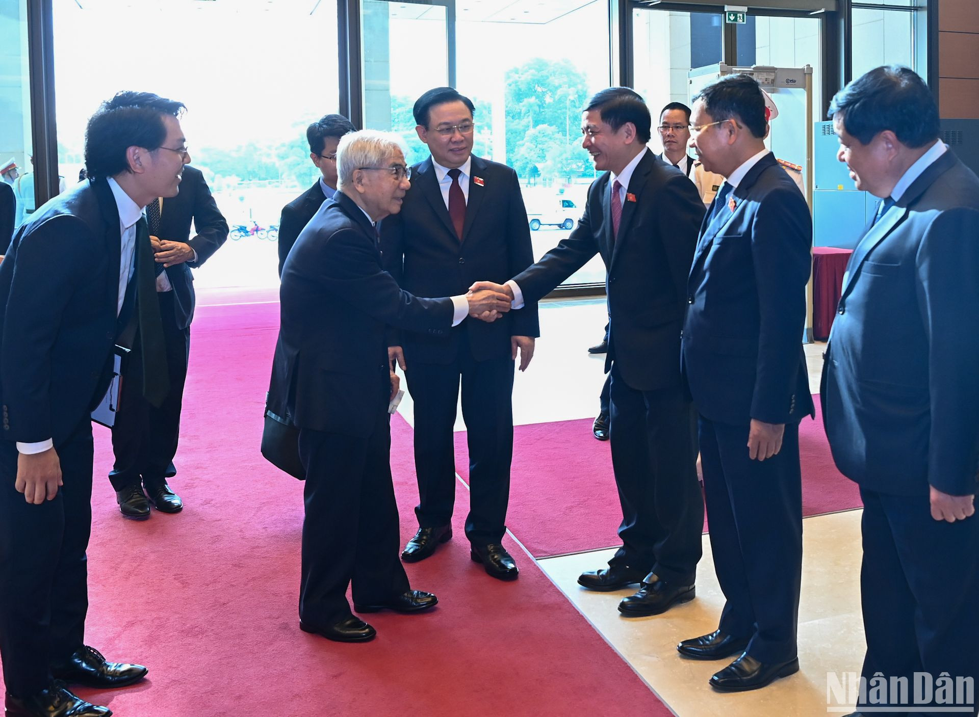 Chủ tịch Quốc hội Vương Đình Huệ giới thiệu với Chủ tịch Thượng viện Nhật Bản Otsuji Hidehisa các đại biểu Việt Nam dự lễ đón.