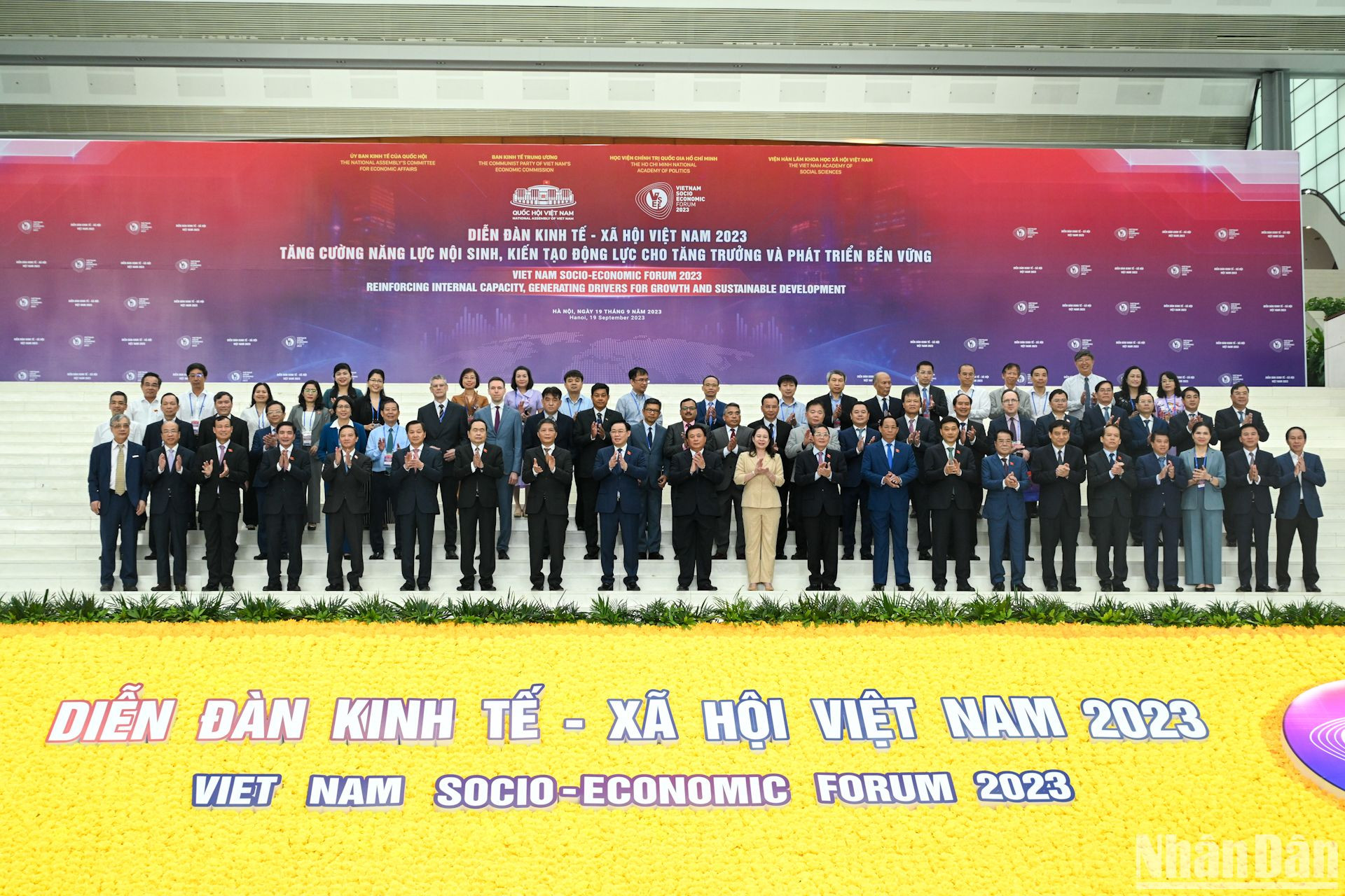 Chủ tịch Quốc hội Vương Đình Huệ cùng các đồng chí đồng chủ trì Diễn đàn và các đại biểu chụp ảnh lưu niệm tại phiên khai mạc.