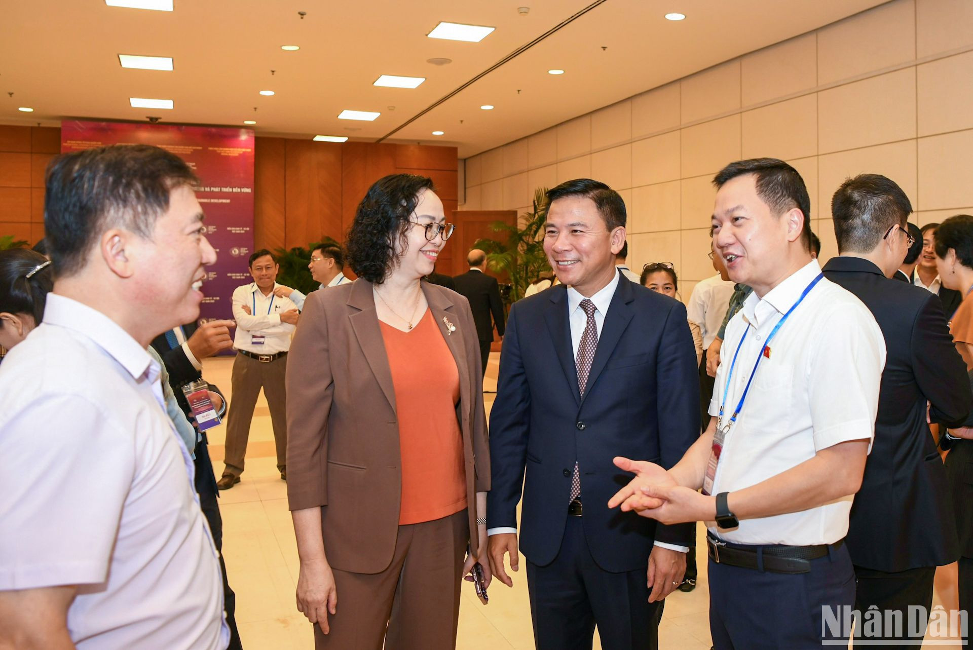 Các đại biểu trao đổi bên lề Diễn đàn.