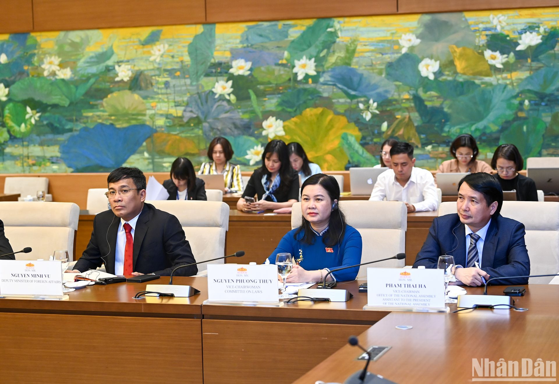 Các đại biểu Việt Nam dự buổi hội đàm.