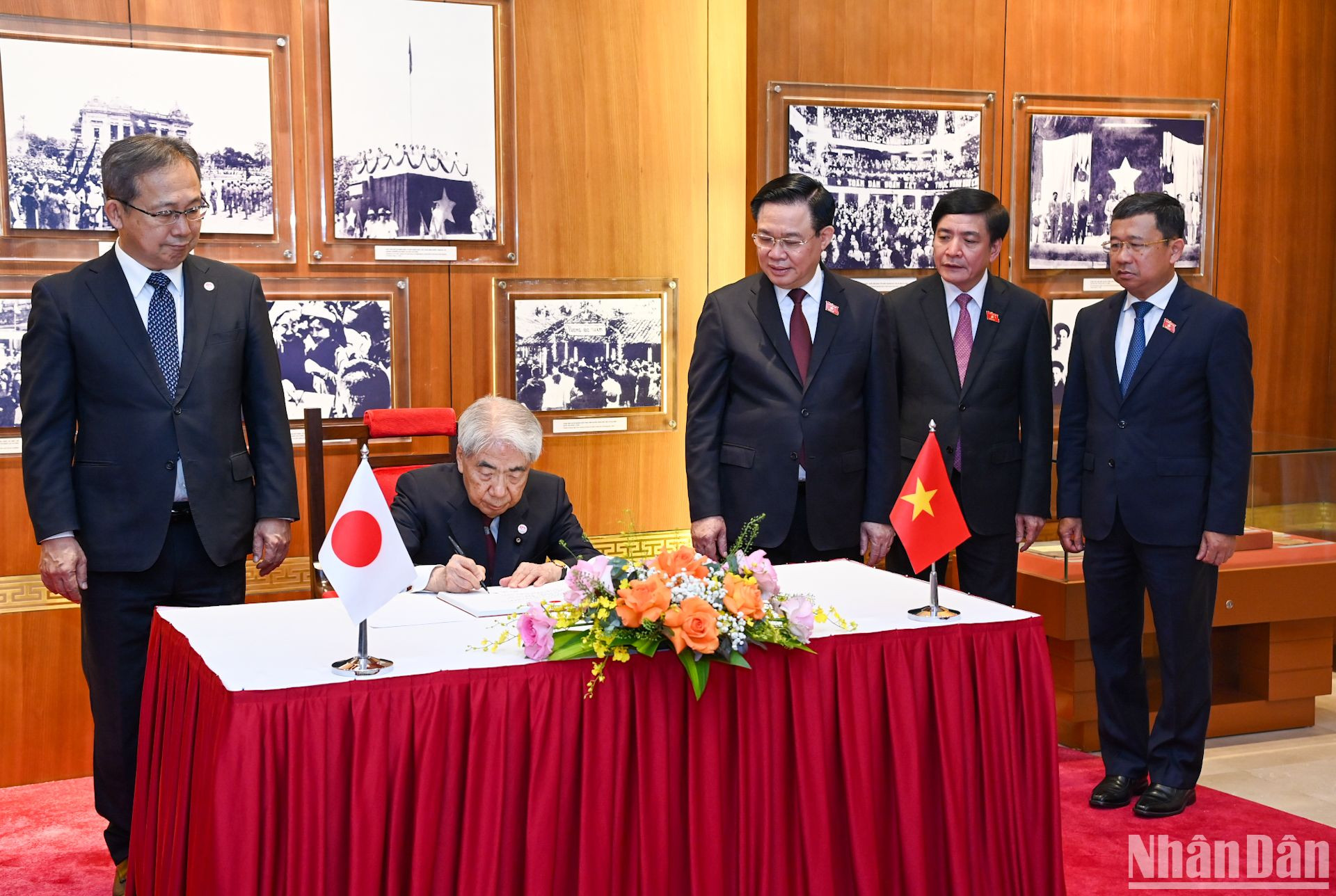 Chủ tịch Thượng viện Nhật Bản Otsuji Hidehisa ký Sổ lưu niệm tại Phòng truyền thống Quốc hội Việt Nam.