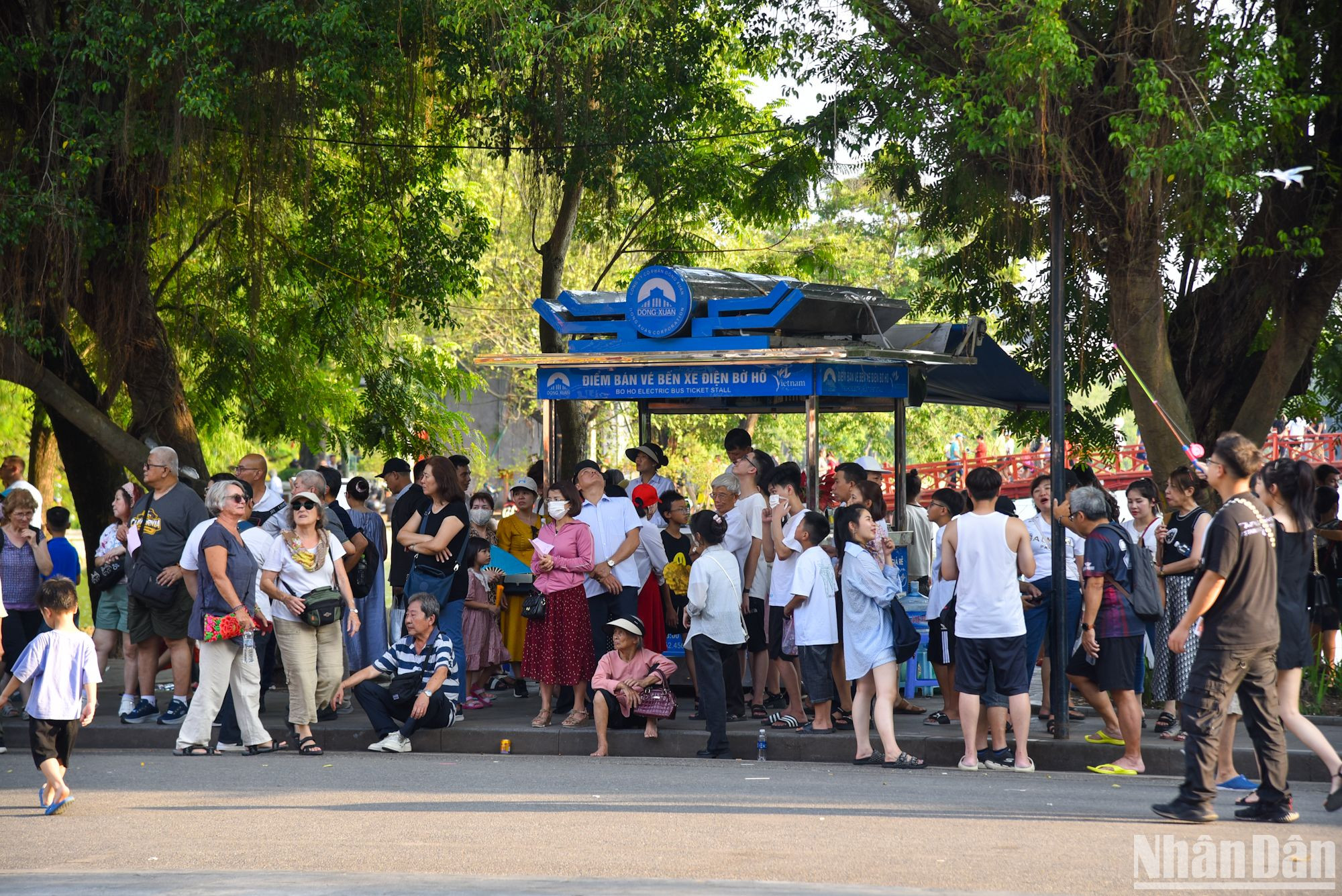 Càng về cuối chiều, càng có nhiều du khách đổ về phố đi bộ. Theo UBND quận Hoàn Kiếm, không gian phố đi bộ Hồ Gươm sẽ được mở xuyên suốt 4 ngày nghỉ lễ nhằm đáp ứng nhu cầu vui chơi của người dân. Càng về cuối chiều, càng có nhiều du khách đổ về phố đi bộ. Theo UBND quận Hoàn Kiếm, không gian phố đi bộ Hồ Gươm sẽ được mở xuyên suốt 4 ngày nghỉ lễ nhằm đáp ứng nhu cầu vui chơi của người dân.