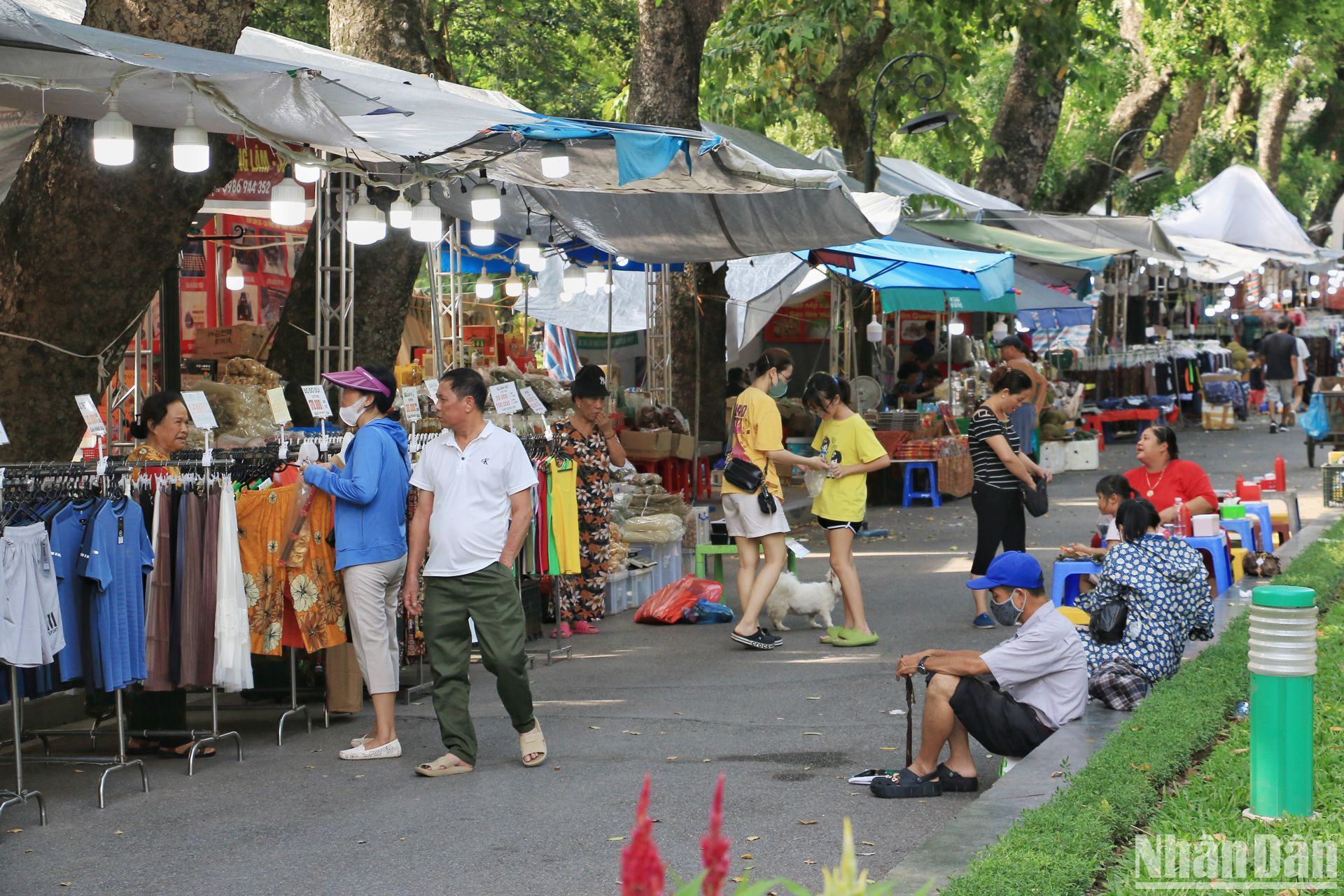 Không gian phố đi bộ Trần Nhân Tông cũng là một địa điểm phù hợp cho người dân đến vui chơi và mua sắm. Không gian phố đi bộ Trần Nhân Tông cũng là một địa điểm phù hợp cho người dân đến vui chơi và mua sắm.
