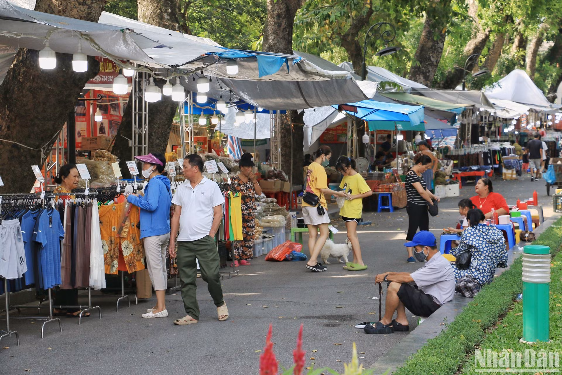 Không gian phố đi bộ Trần Nhân Tông cũng là một địa điểm phù hợp cho người dân đến vui chơi và mua sắm. Không gian phố đi bộ Trần Nhân Tông cũng là một địa điểm phù hợp cho người dân đến vui chơi và mua sắm.