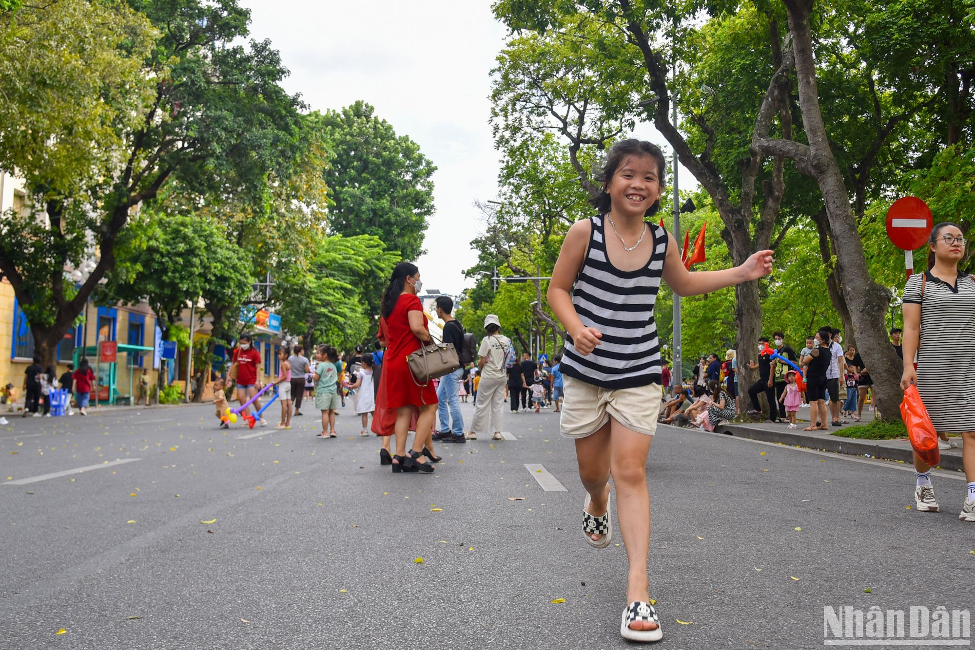 Không gian phố đi bộ Hồ Hoàn Kiếm rất rộng rãi và thoáng mát, các bạn nhỏ có thể thỏa sức vui chơi và nô đùa tại đây. Không gian phố đi bộ Hồ Hoàn Kiếm rất rộng rãi và thoáng mát, các bạn nhỏ có thể thỏa sức vui chơi và nô đùa tại đây.