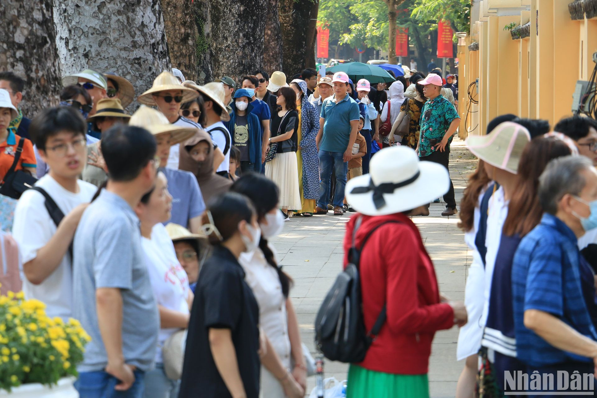 Tại Lăng Chủ tịch Hồ Chí Minh, rất đông người dân từ mọi miền trên cả nước xếp hàng để được vào thăm Người trong ngày lễ trọng đại nhất của dân tộc. Tại Lăng Chủ tịch Hồ Chí Minh, rất đông người dân từ mọi miền trên cả nước xếp hàng để được vào thăm Người trong ngày lễ trọng đại nhất của dân tộc.