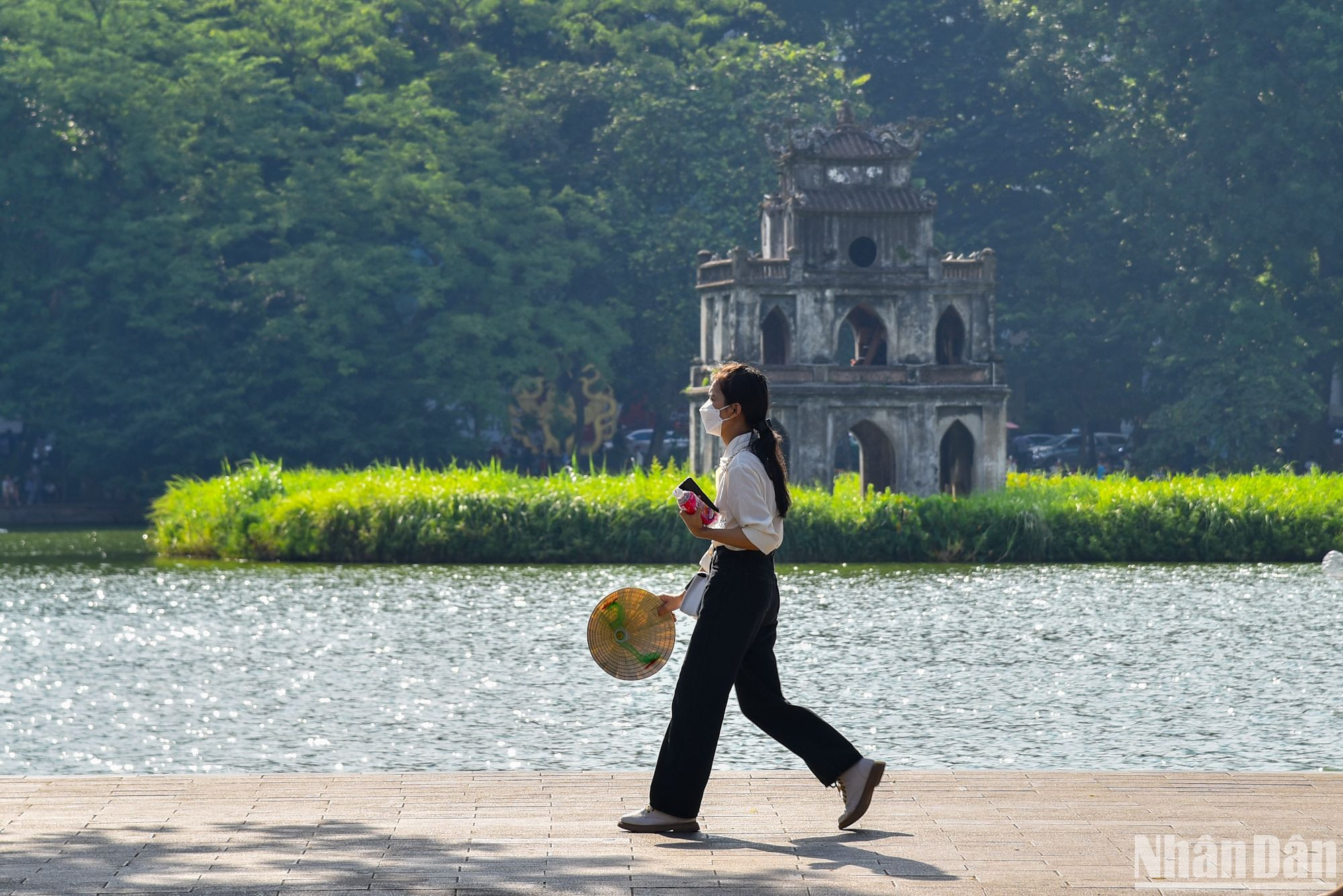 Thời tiết Hà Nội hôm nay mặc dù có nắng nhưng khá mát mẻ, thích hợp đi dạo và hít thở không khí trong lành. Thời tiết Hà Nội hôm nay mặc dù có nắng nhưng khá mát mẻ, thích hợp đi dạo và hít thở không khí trong lành.