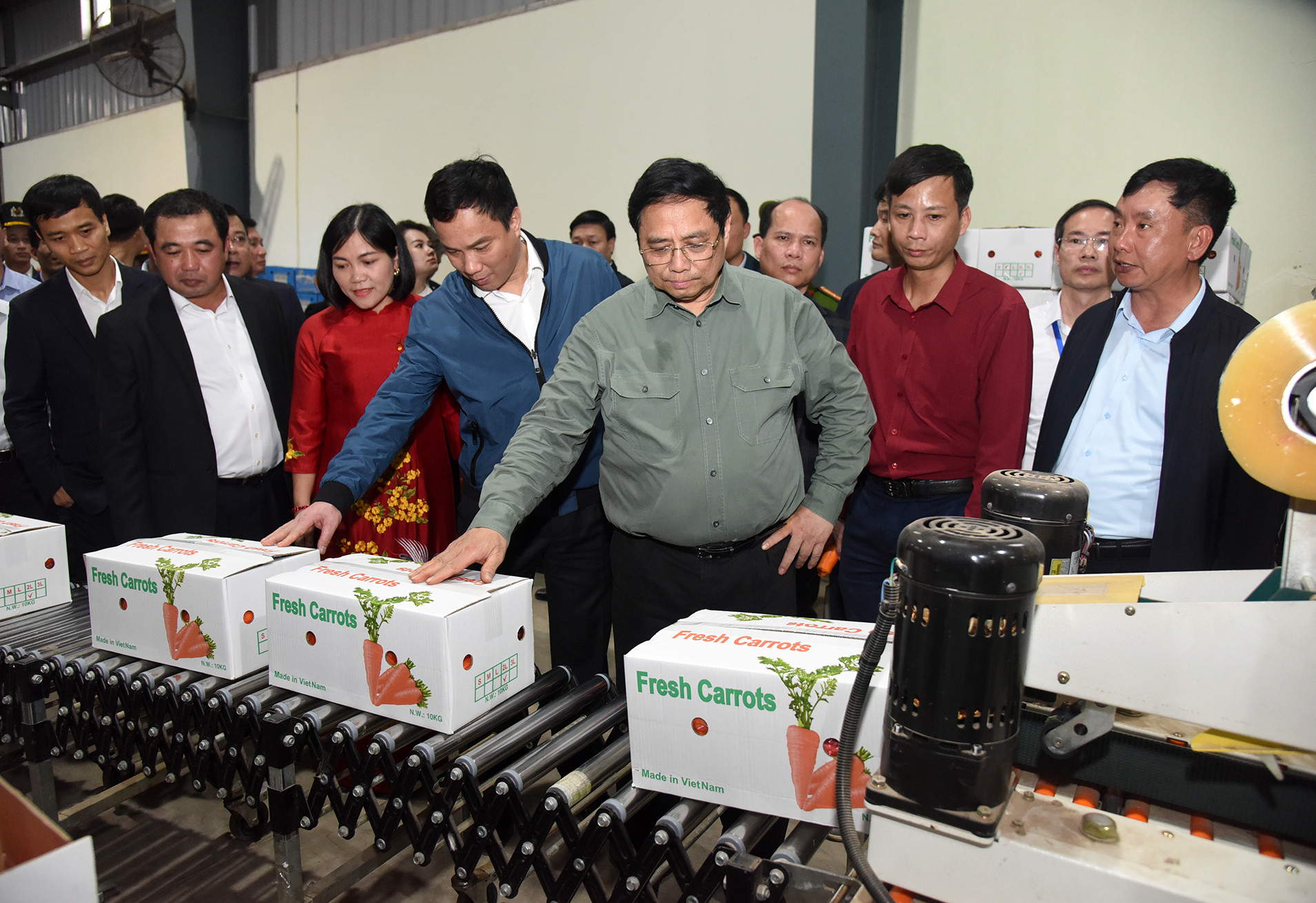 Thủ tướng thăm Hợp tác xã Đức Chính, cơ sở sơ chế, đóng gói cà rốt. Thủ tướng thăm Hợp tác xã Đức Chính, cơ sở sơ chế, đóng gói cà rốt.