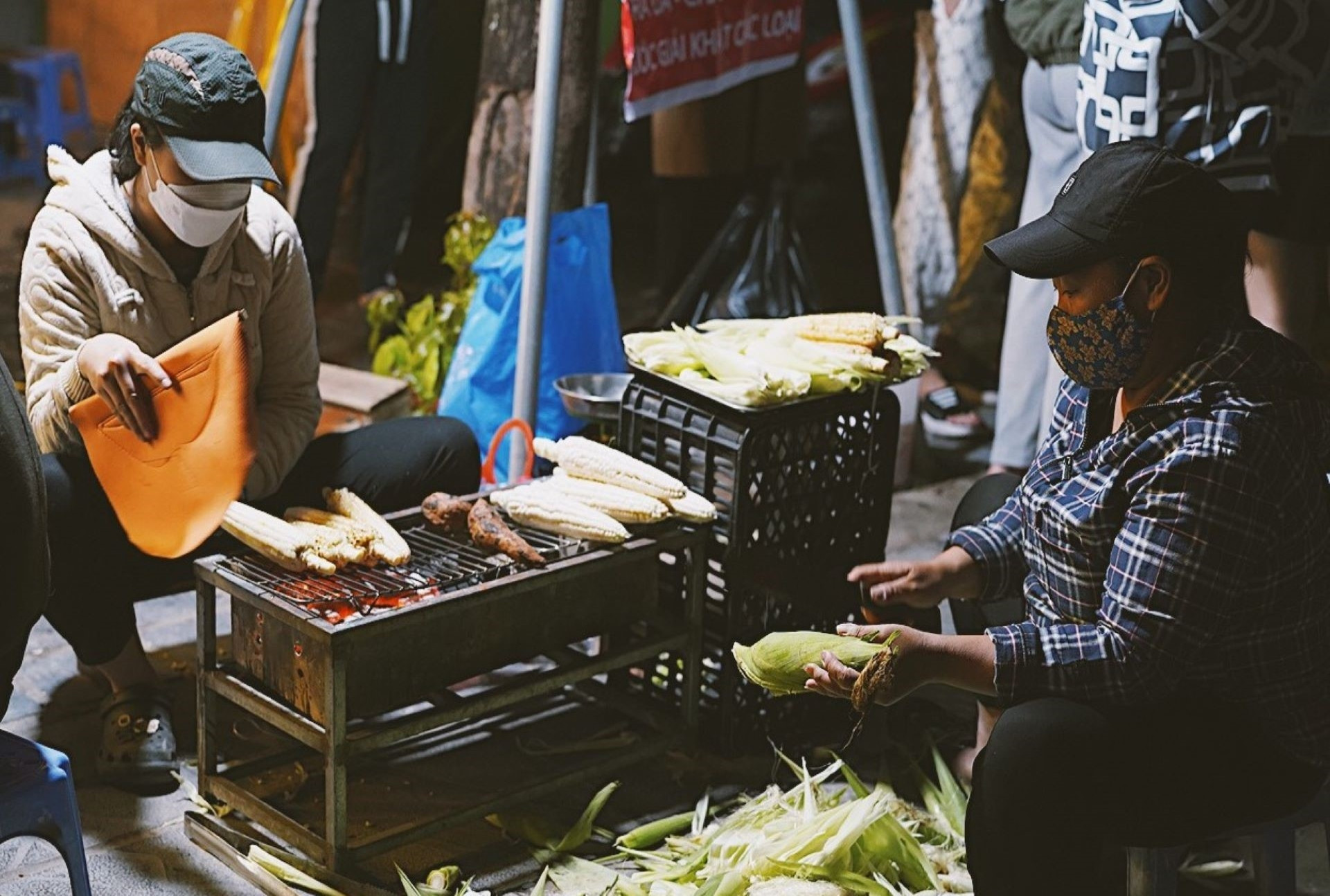 Ngô, khoai là những món mà đâu đâu cũng có thể bắt gặp trên những con phố.