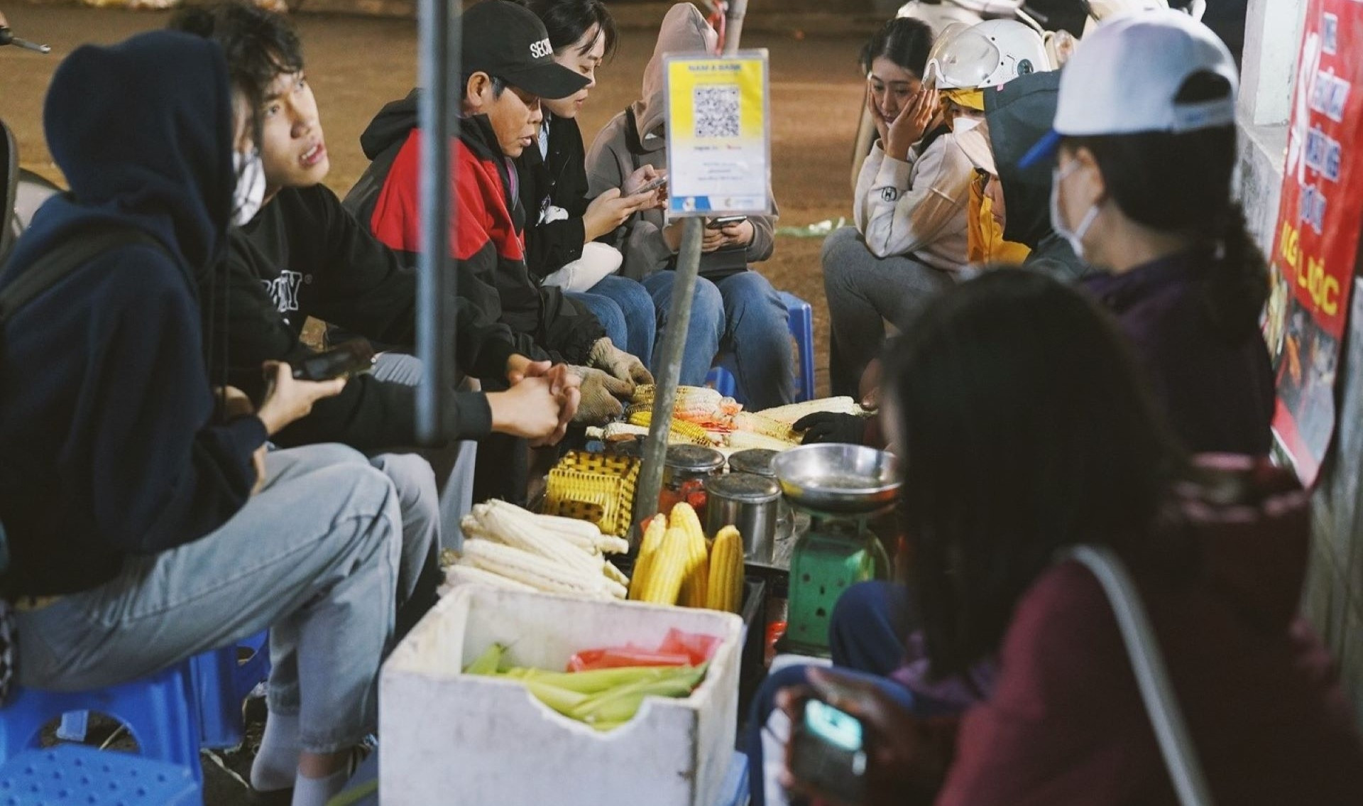 Mặc dù ngày Hà Nội trở lạnh kèm theo mưa, nhưng không thể phủ nhận cảm giác thích thú của giới trẻ sau nhiều ngày ngóng chờ.