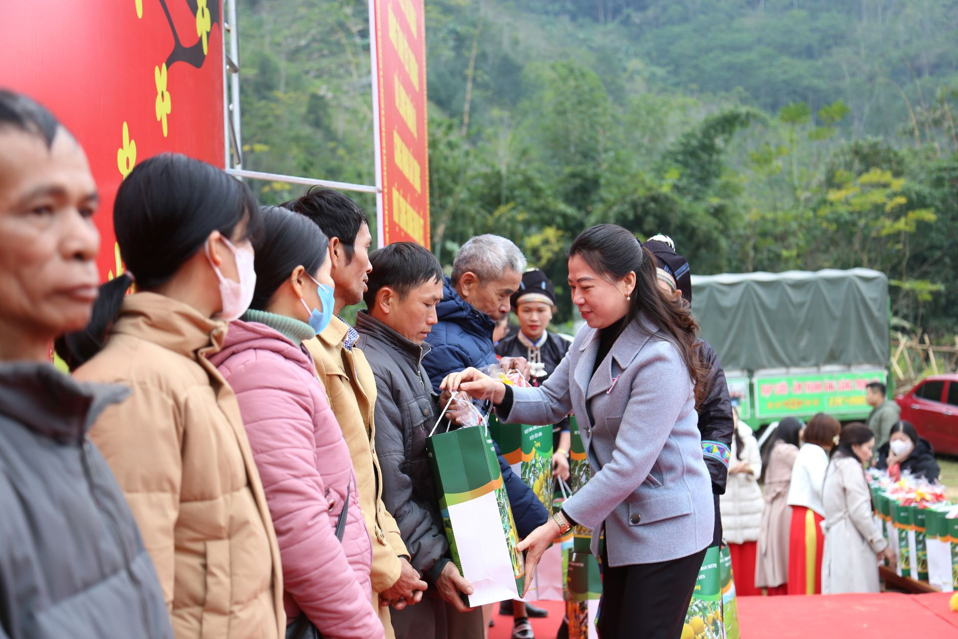 Đồng chí Lê Thị Kim Dung, Phó Bí thư Thường trực Tỉnh ủy Tuyên Quang trao quà cho các gia đình chính sách.