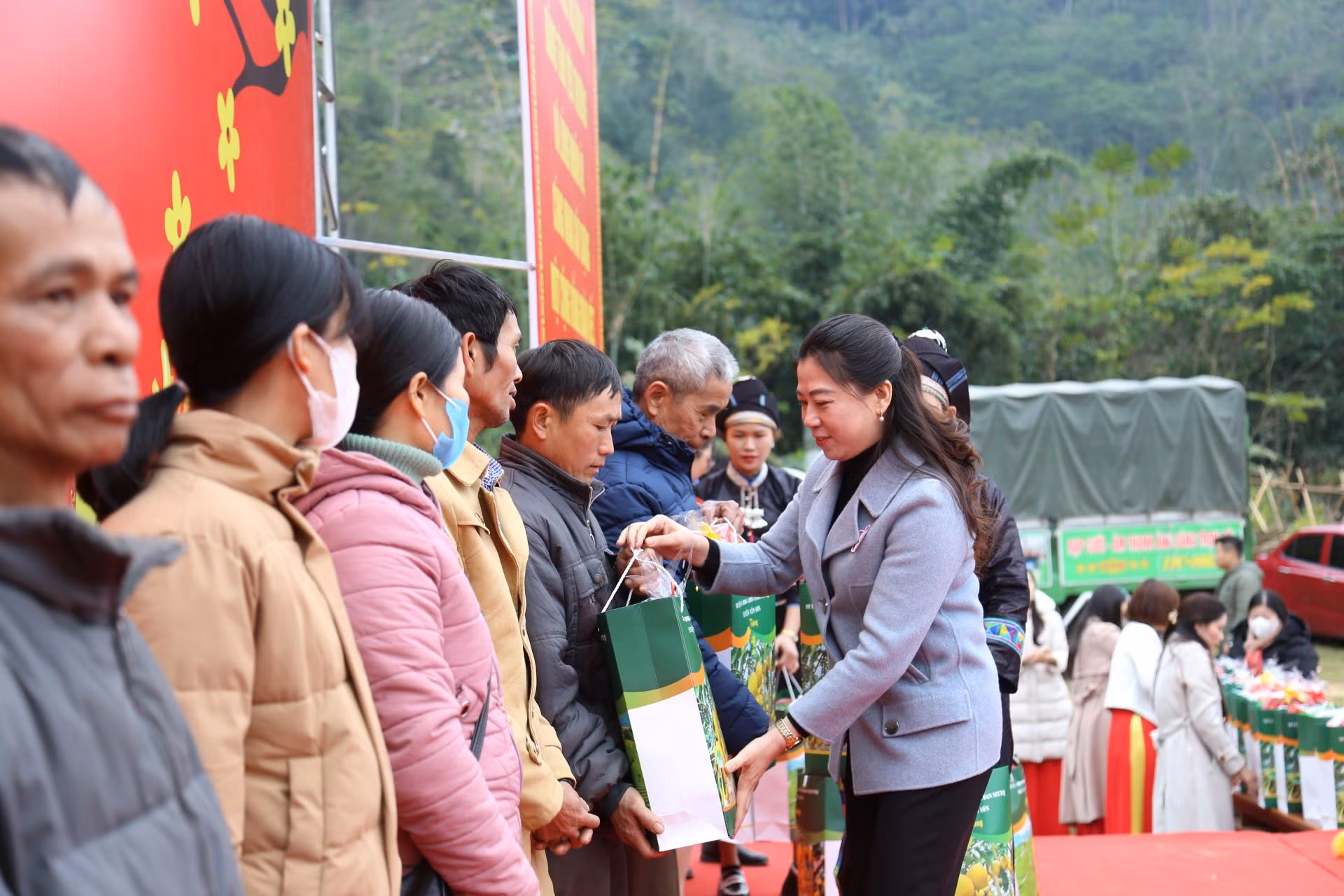 Đồng chí Lê Thị Kim Dung, Phó Bí thư Thường trực Tỉnh ủy Tuyên Quang trao quà cho các gia đình chính sách.