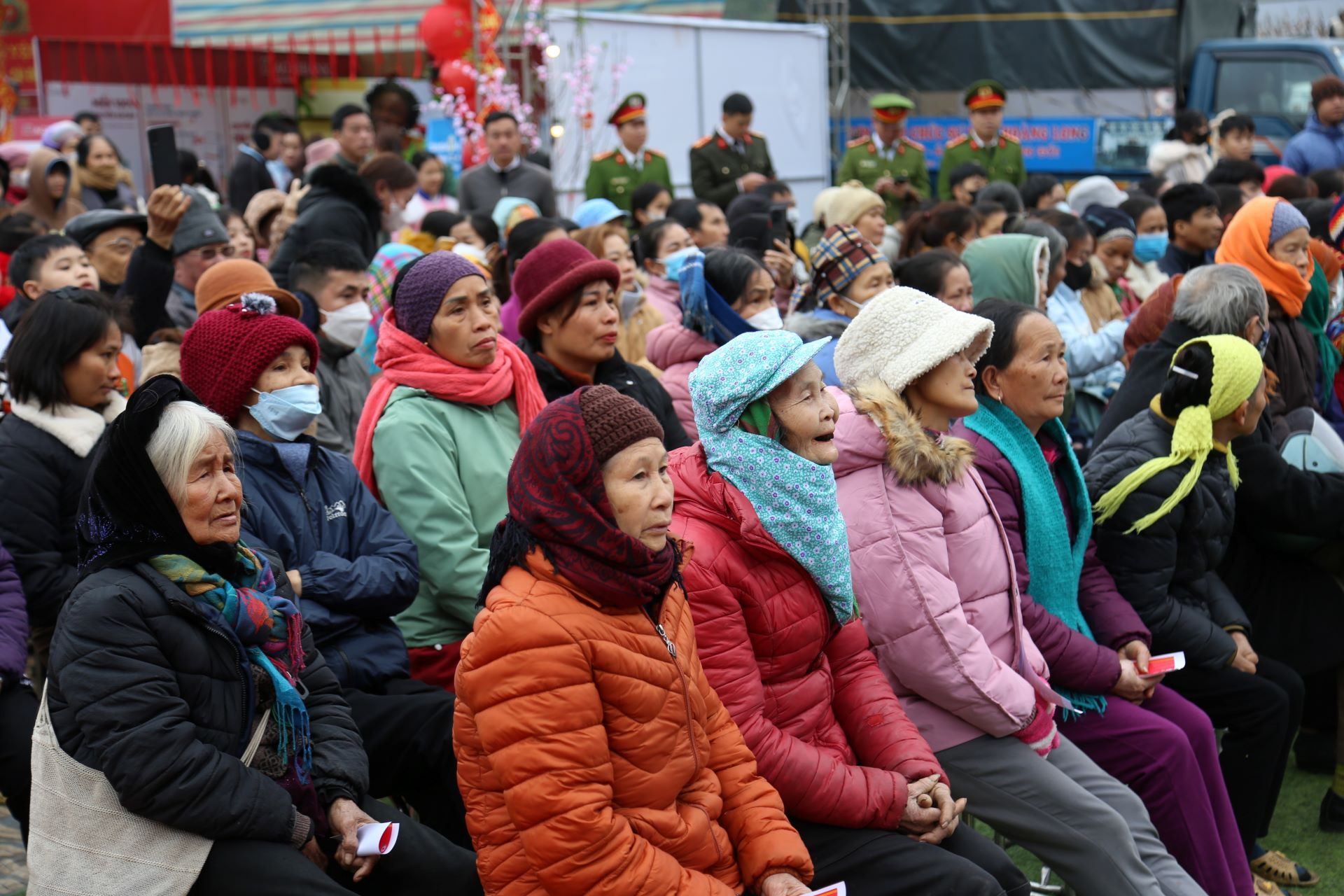Trong không khí ý nghĩa của chương trình, cảm giác ấm lòng là điều mà nhiều người dân cùng cảm nhận.