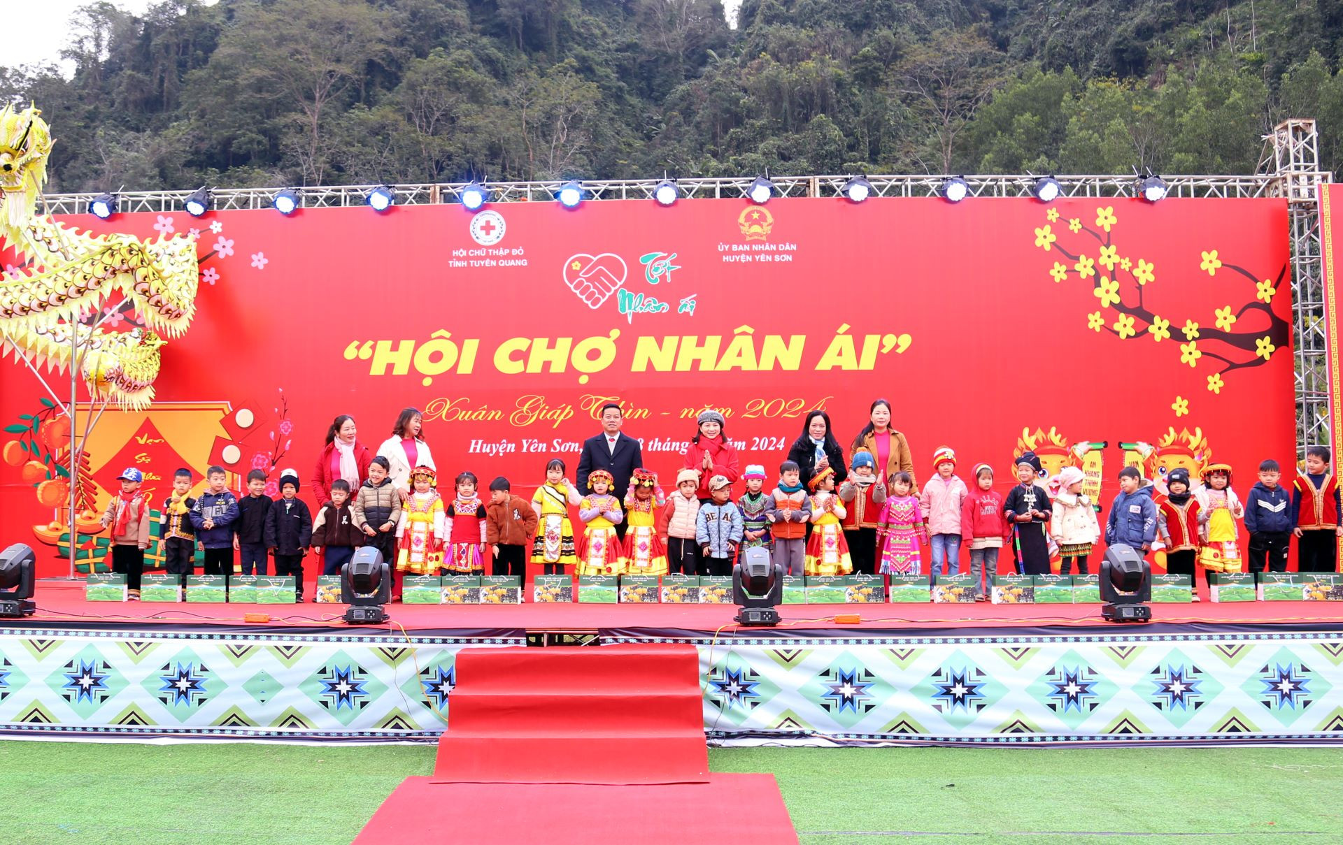 Lãnh đạo huyện Yên Sơn tặng quà của Trung ương Hội Chữ Thập đỏ cho các cháu học sinh mầm non.