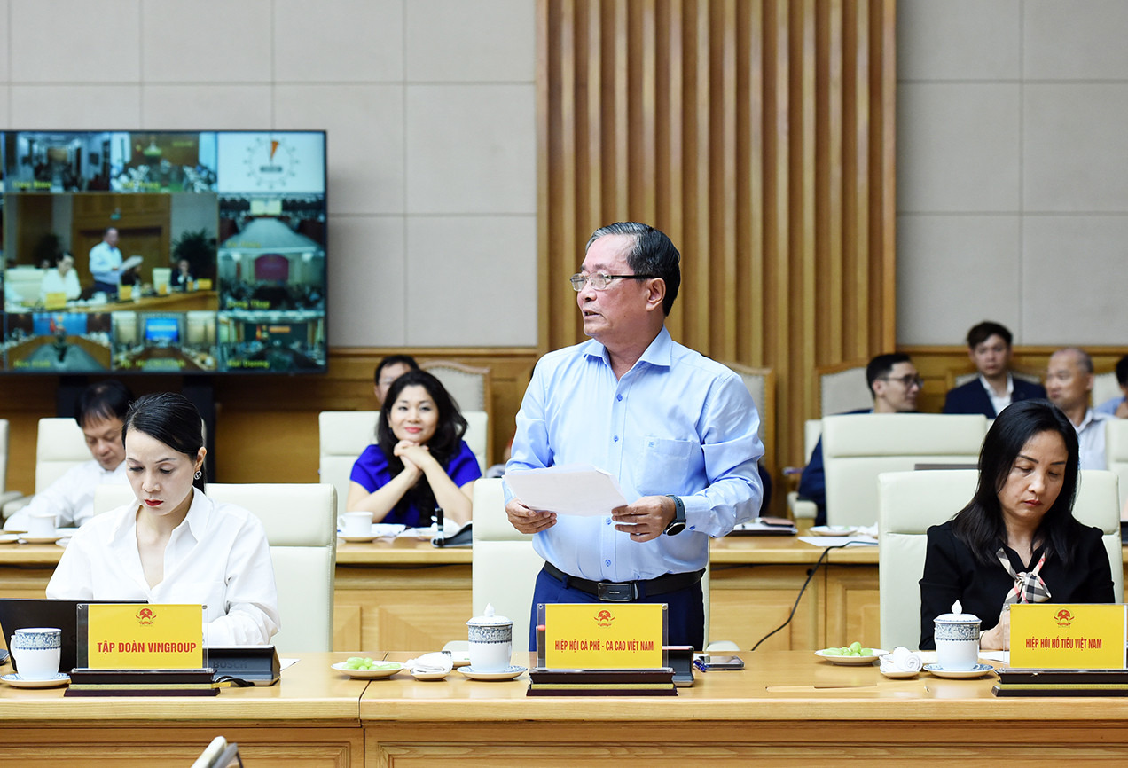 Đại diện lãnh đạo Hiệp hội cà-phê, ca cao Việt Nam phát biểu.