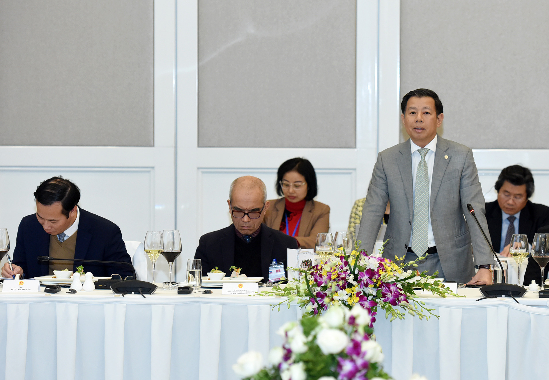 Tổng Giám đốc Tập đoàn Vingroup Nguyễn Việt Quang phát biểu ý kiến tại buổi gặp gỡ.