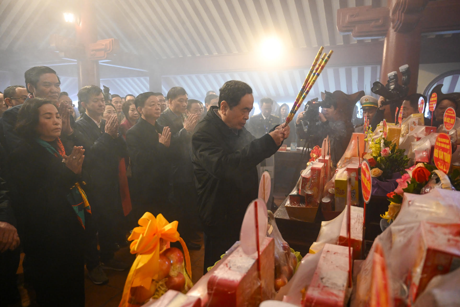 Chủ tịch Quốc hội Trần Thanh Mẫn dâng hương tưởng nhớ Chủ tịch Hồ Chí Minh tại Đền thờ Bác trên đỉnh Vua, huyện Ba Vì, Hà Nội. (Ảnh DUY LINH)