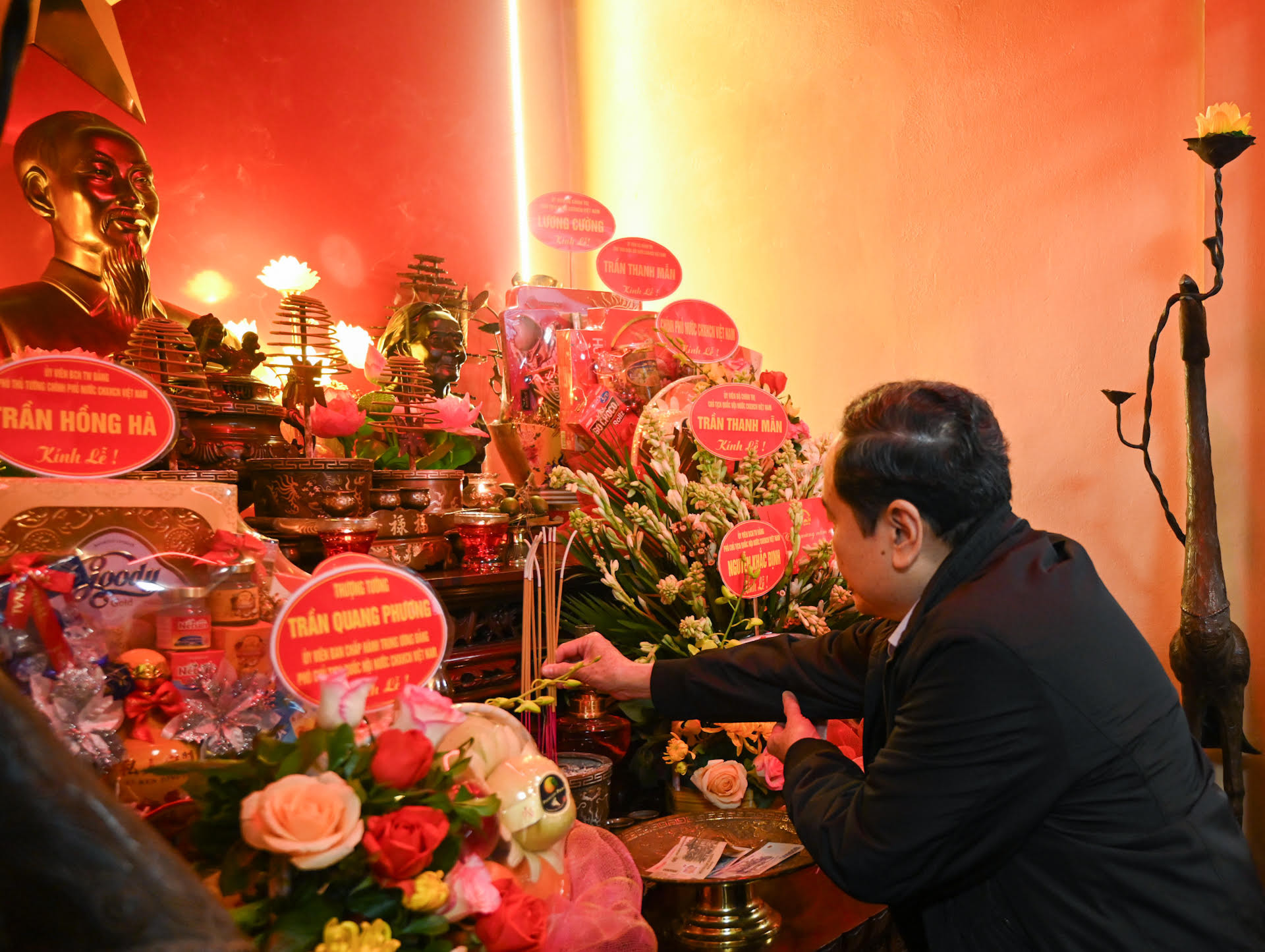 Chủ tịch Quốc hội Trần Thanh Mẫn dâng hương tưởng nhớ Chủ tịch Hồ Chí Minh. (Ảnh DUY LINH)