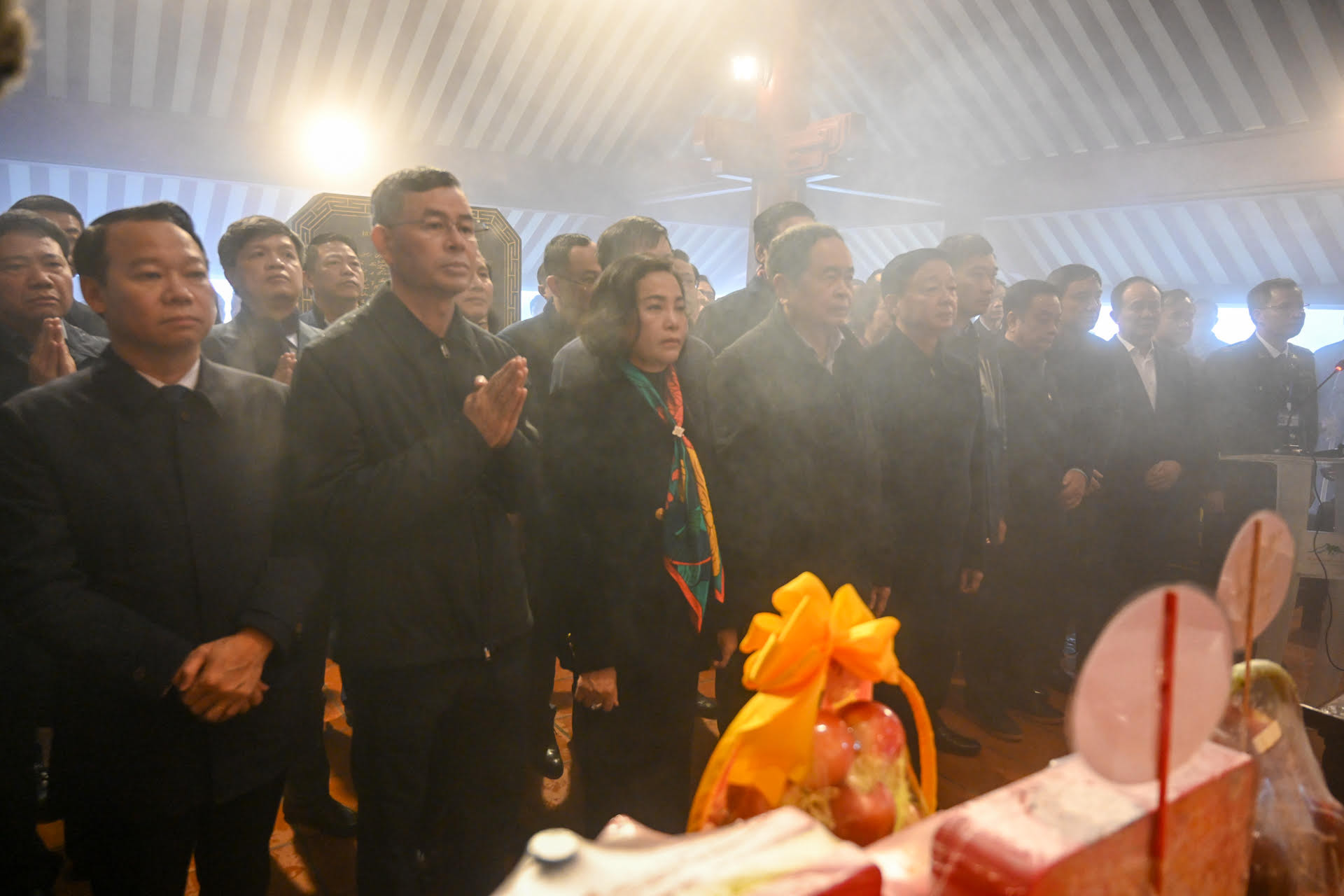 Chủ tịch Quốc hội Trần Thanh Mẫn cùng các đồng chí lãnh đạo Đảng, Nhà nước thành kính tưởng nhớ Chủ tịch Hồ Chí Minh. (Ảnh DUY LINH)