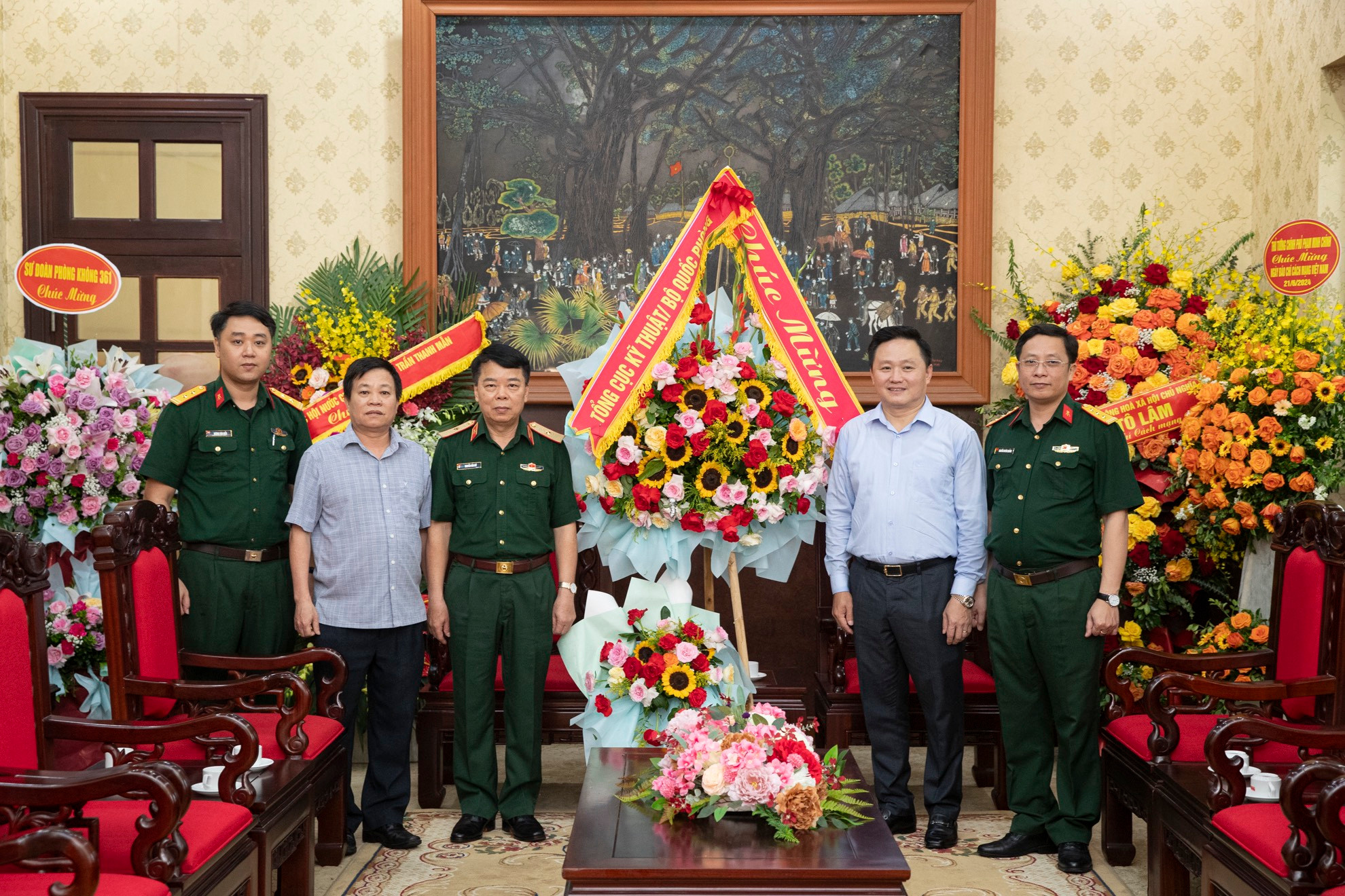 Thiếu tướng Nguyễn Văn Mỹ, Chủ nhiệm Chính trị Tổng cục Kỹ thuật Bộ Quốc phòng và đại diện Tổng cục Kỹ thuật Bộ Quốc phòng tới thăm, tặng hoa và chúc mừng Báo Nhân Dân nhân kỷ niệm 99 năm Ngày Báo chí cách mạng Việt Nam.