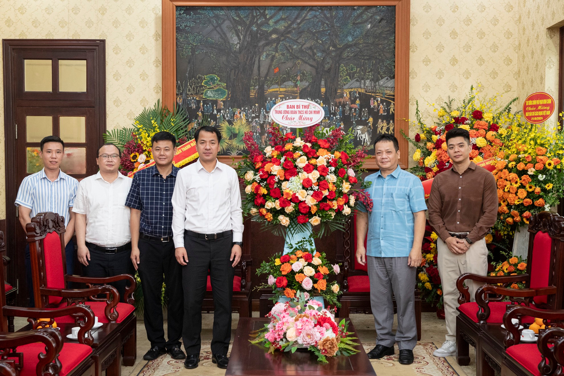 Anh Ngô Văn Cương, Bí thư Trung ương Đoàn, Chủ nhiệm Ủy ban Kiểm tra Trung ương Đoàn Thanh niên Cộng sản Hồ Chí Minh cùng đoàn tới thăm và tặng hoa, cảm ơn Báo Nhân Dân đã quan tâm, ủng hộ phong trào của Đoàn thanh niên và mong muốn sẽ được Báo Nhân Dân tiếp tục hỗ trợ hoạt động của Đoàn.