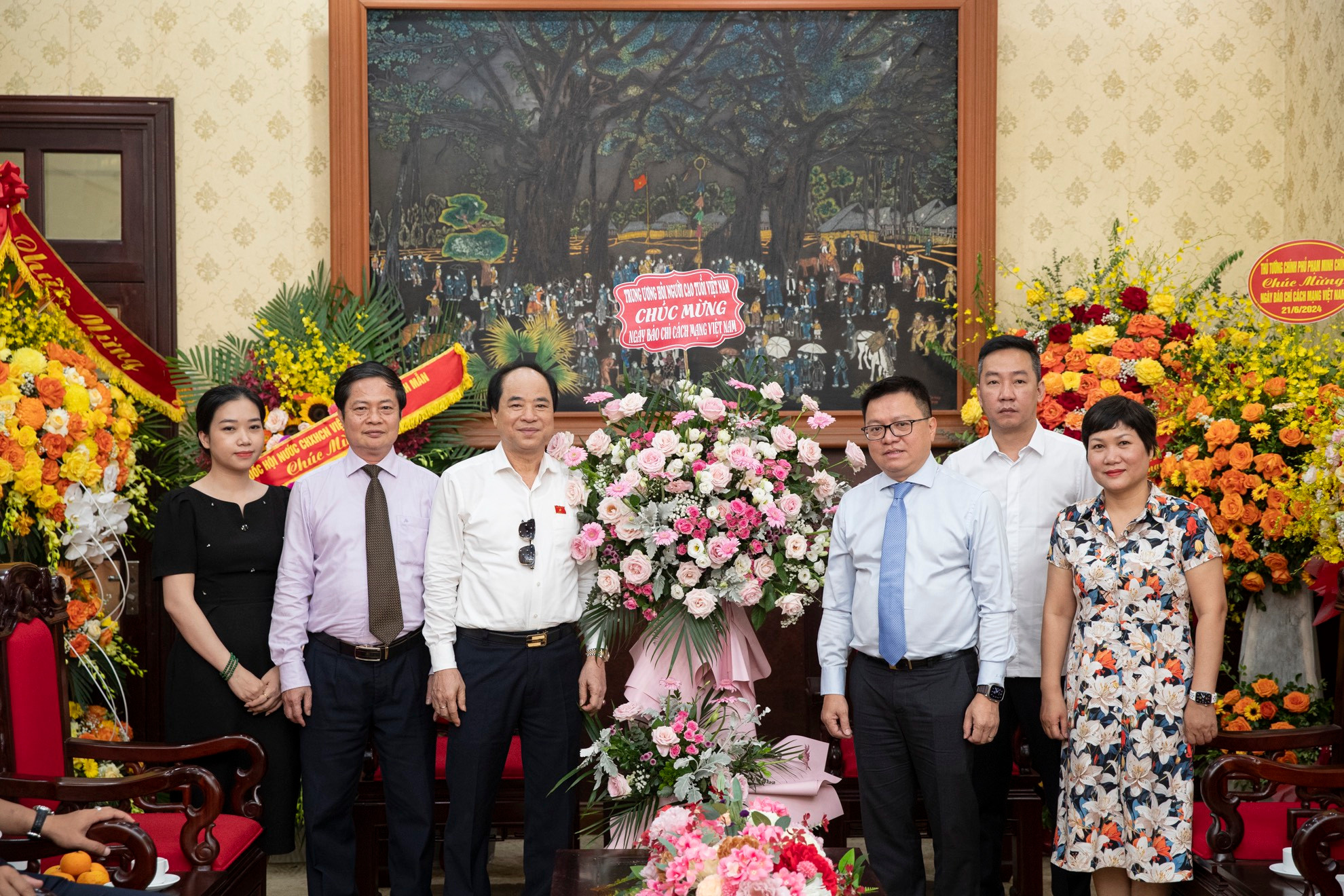 Đồng chí Trương Xuân Cừ, Phó Chủ tịch Hội Người cao tuổi Việt Nam tới thăm và cảm ơn sự quan tâm, hỗ trợ của Báo Nhân Dân trong hoạt động thông tin, tuyên truyền.