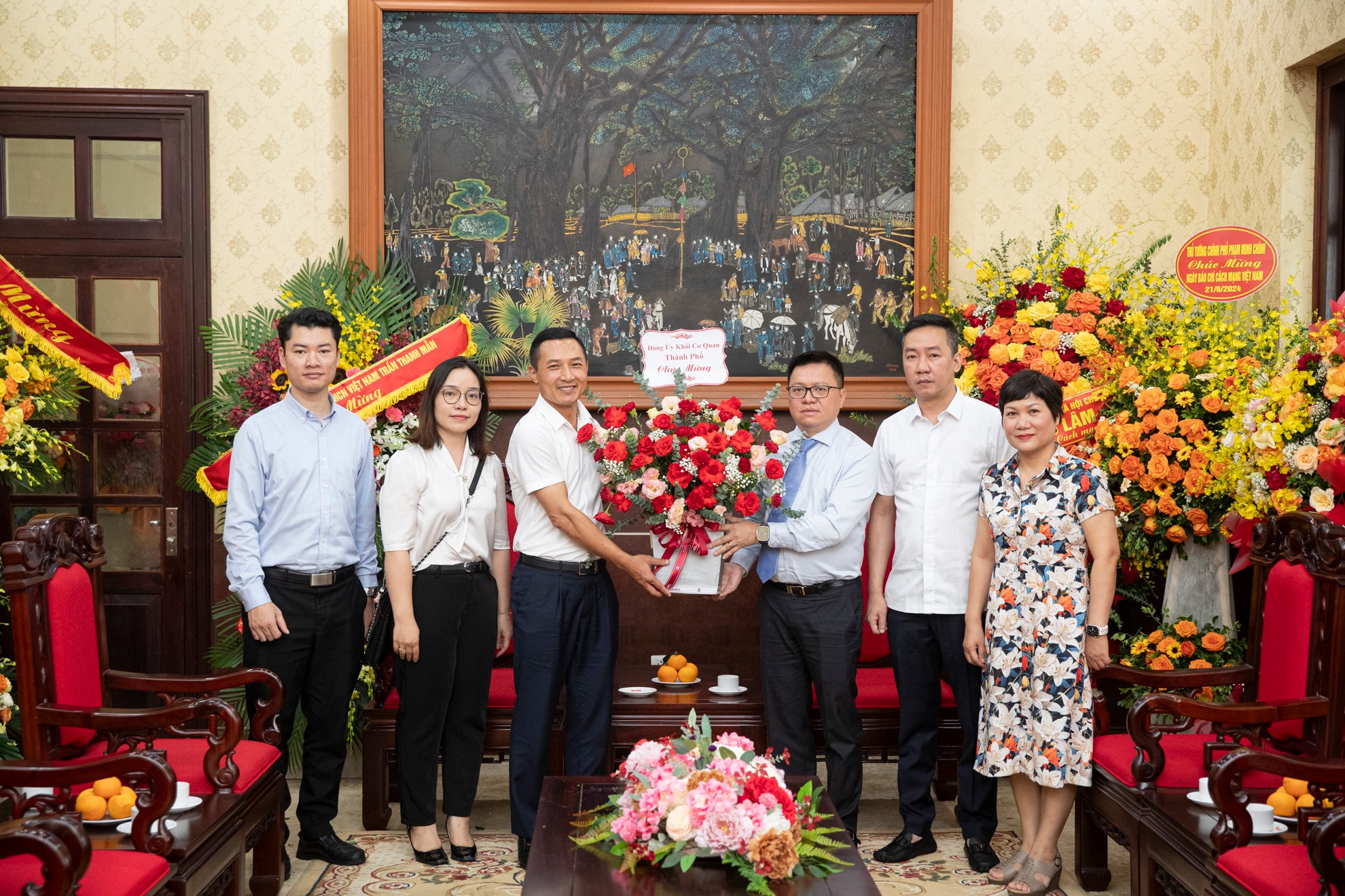 Đồng chí Doãn Trung Tuấn, Bí thư Đảng ủy Khối các cơ quan thành phố Hà Nội tặng hoa và chúc mừng Báo Nhân Dân nhân dịp kỷ niệm 99 năm Ngày Báo chí cách mạng Việt Nam.