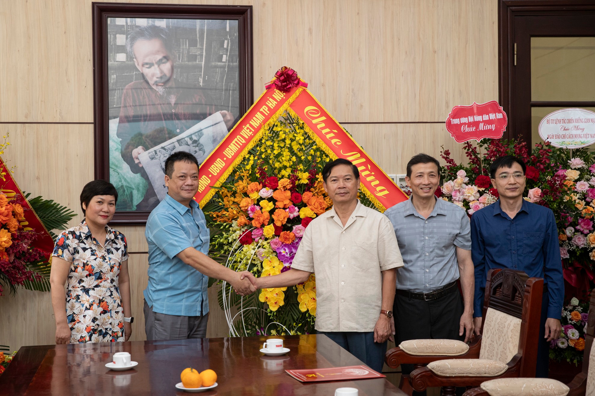 Đại diện Đảng ủy, Hội đồng nhân dân, Ủy ban nhân dân, Ủy ban Mặt trận Tổ quốc thành phố Hà Nội tới thăm và tặng hoa Báo Nhân Dân nhân ngày 21/6.