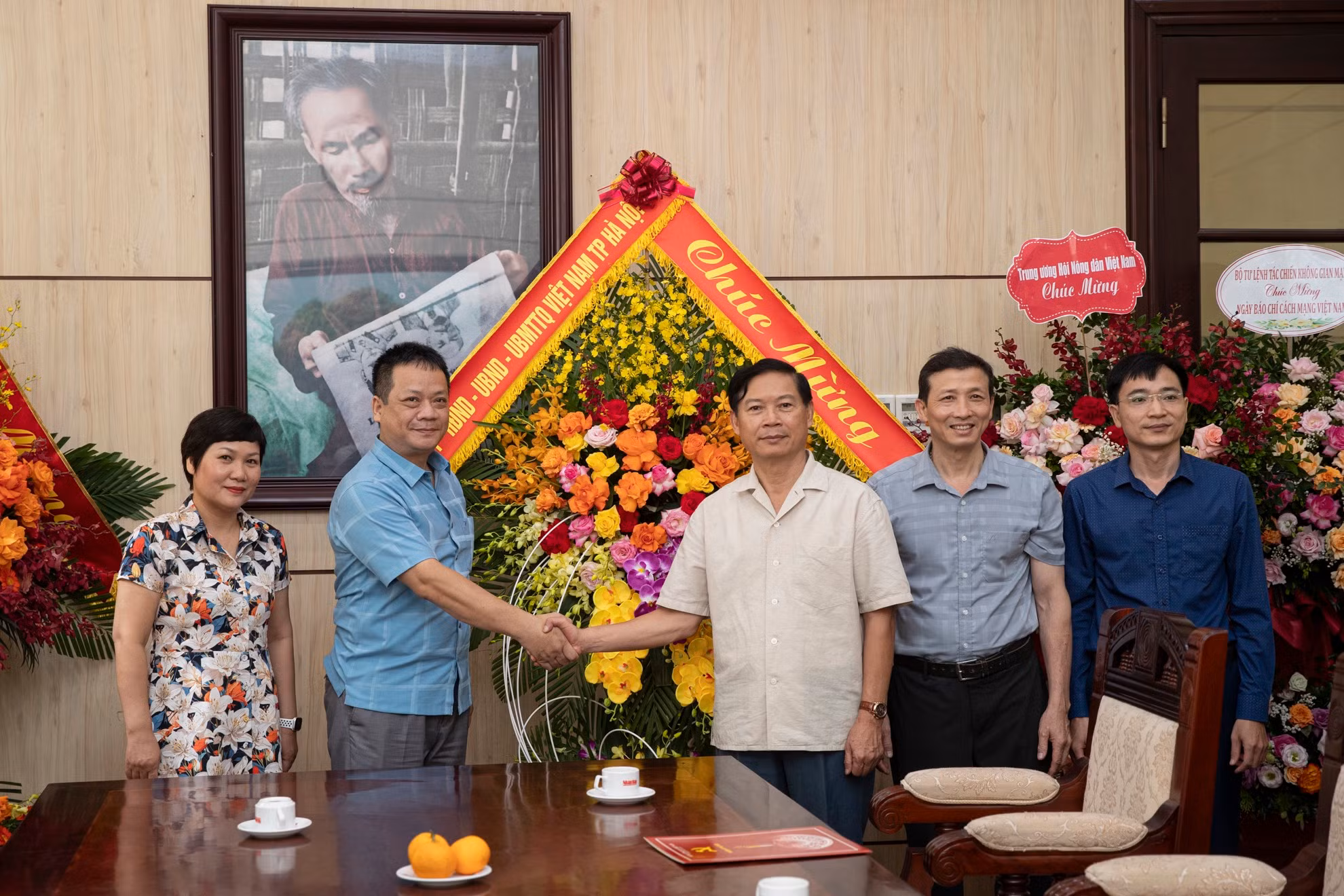 Đại diện Đảng ủy, Hội đồng nhân dân, Ủy ban nhân dân, Ủy ban Mặt trận Tổ quốc thành phố Hà Nội tới thăm và tặng hoa Báo Nhân Dân nhân ngày 21/6.
