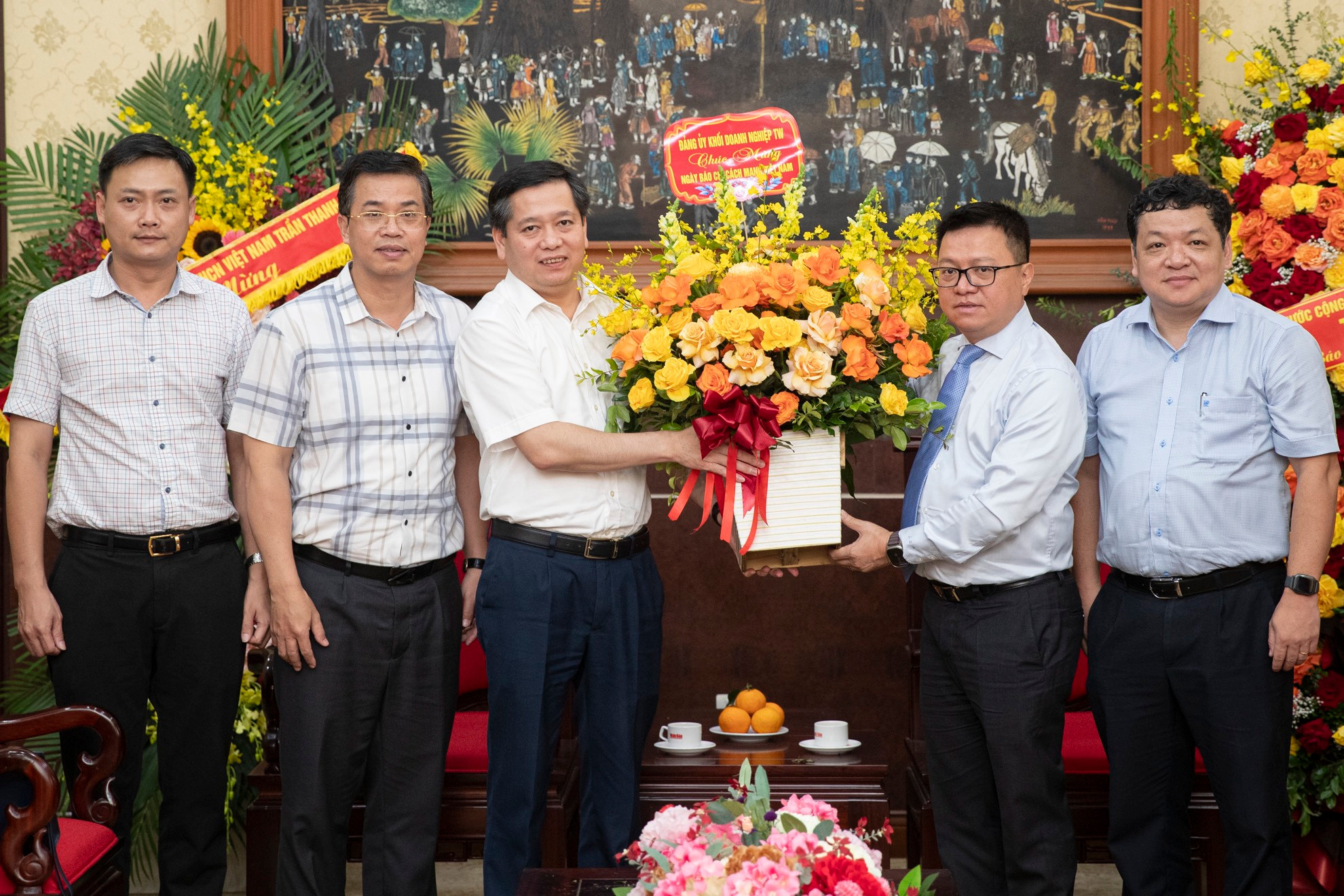 Đồng chí Nguyễn Long Hải, Ủy viên dự khuyết Trung ương Đảng, Bí thư Đảng ủy Khối Doanh nghiệp trung ương cùng đoàn chúc mừng Báo Nhân Dân nhân dịp kỷ niệm 99 năm Ngày Báo chí cách mạng Việt Nam.