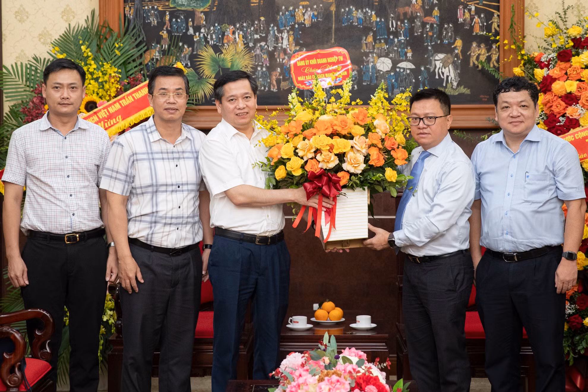 Đồng chí Nguyễn Long Hải, Ủy viên dự khuyết Trung ương Đảng, Bí thư Đảng ủy Khối Doanh nghiệp trung ương cùng đoàn chúc mừng Báo Nhân Dân nhân dịp kỷ niệm 99 năm Ngày Báo chí cách mạng Việt Nam.