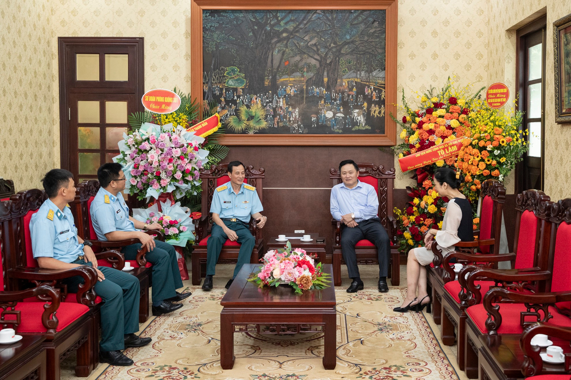 Đại tá Lê Anh Chiến, Sư đoàn trưởng Sư đoàn 361 thăm, tặng hoa và chúc mừng Báo Nhân Dân nhân dịp kỷ niệm 99 năm Ngày Báo chí cách mạng Việt Nam.