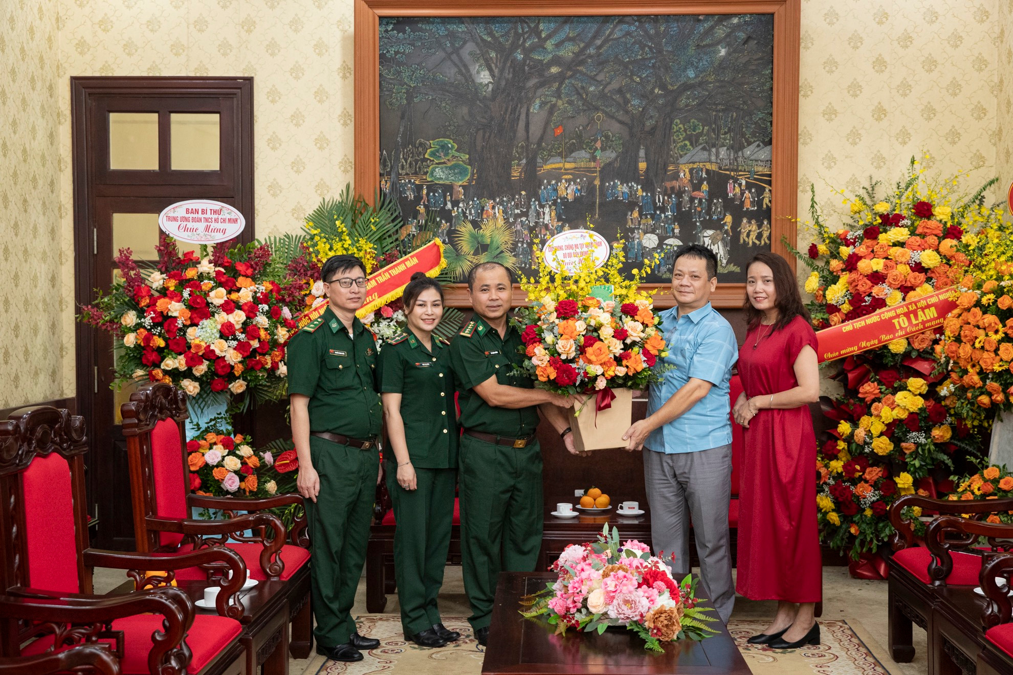 Cục Phòng, chống ma túy và tội phạm, Quân đội nhân dân Việt Nam tặng hoa và gửi lời chúc tới tập thể Báo Nhân Dân, đồng thời hướng đến nâng cao công tác tuyên truyền giữa hai đơn vị.