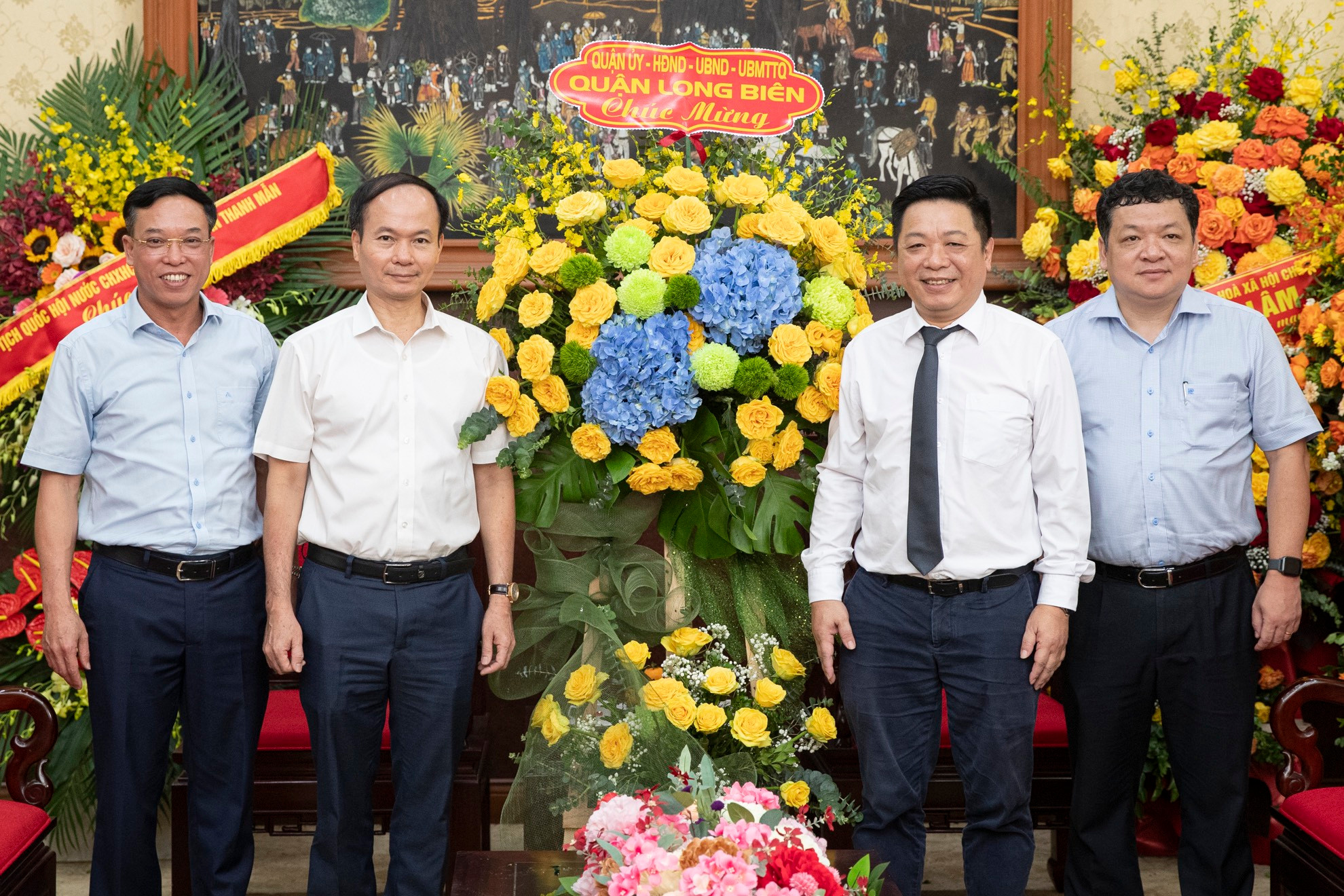 Đoàn Quận ủy, Hội đồng nhân dân, Ủy ban nhân dân quận Long Biên tới thăm và chúc mừng Báo Nhân Dân nhân ngày 21/6.