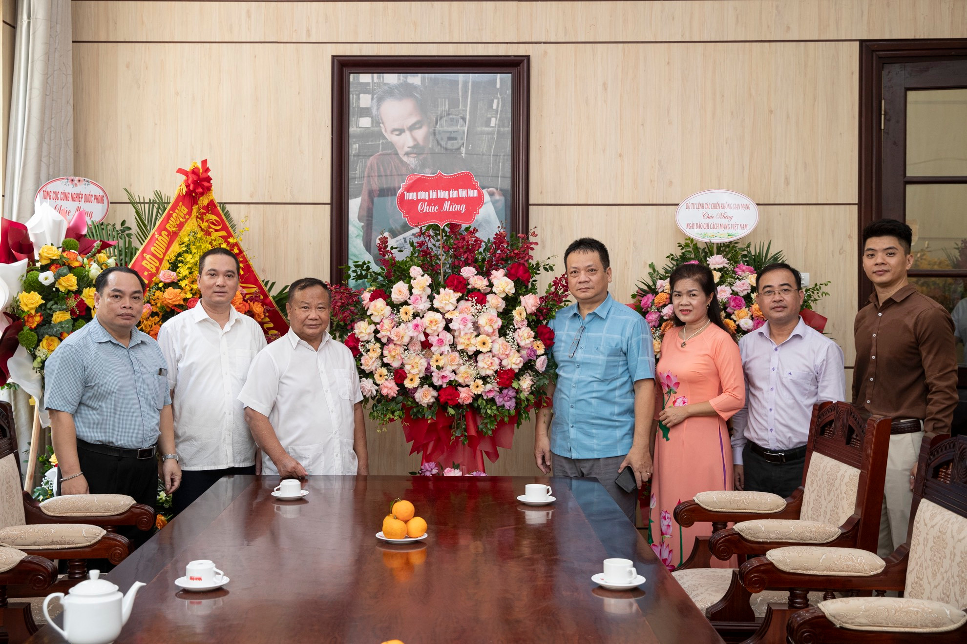 Đồng chí Đinh Khắc Đính, Phó Chủ tịch Trung ương Hội Nông dân Việt Nam tới thăm và chúc mừng những người làm Báo Nhân Dân nhân ngày 21/6.