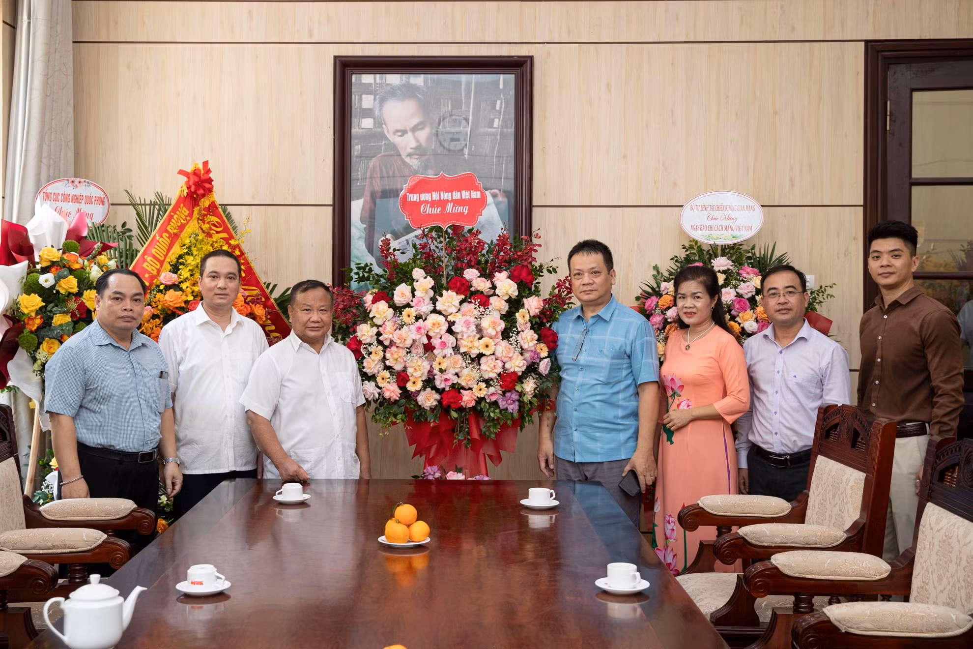 Đồng chí Đinh Khắc Đính, Phó Chủ tịch Trung ương Hội Nông dân Việt Nam tới thăm và chúc mừng những người làm Báo Nhân Dân nhân ngày 21/6.