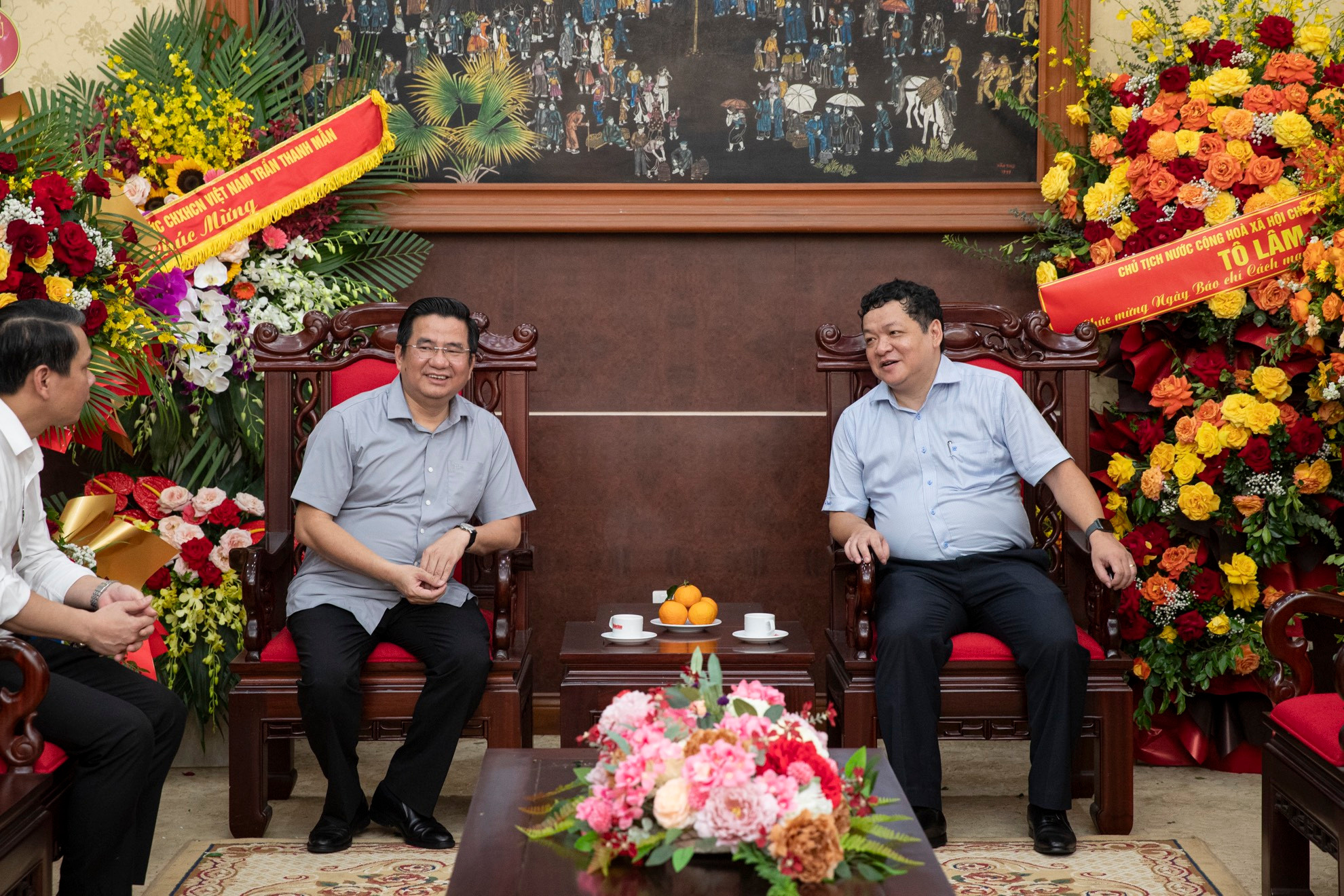 Đoàn Thị ủy, Hội đồng nhân dân, Ủy ban nhân dân thị xã Sapa, tỉnh Lào Cai tới thăm và chúc mừng Báo Nhân Dân nhân ngày 21/6.