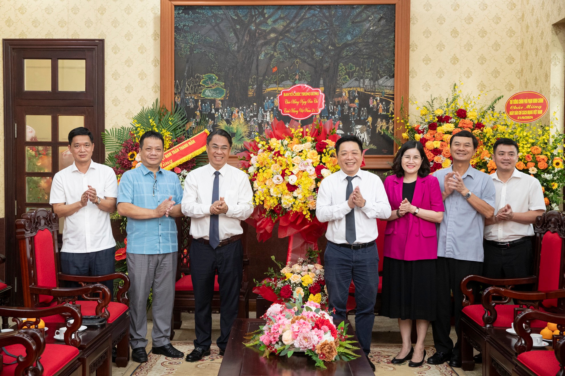 Đồng chí Phan Thăng An, Phó Trưởng Ban Tổ chức Trung ương thăm và tặng hoa, gửi lời chúc tập thể người làm Báo Nhân Dân sức khỏe và hoàn thành tốt nhiệm vụ Đảng, Nhà nước giao phó.