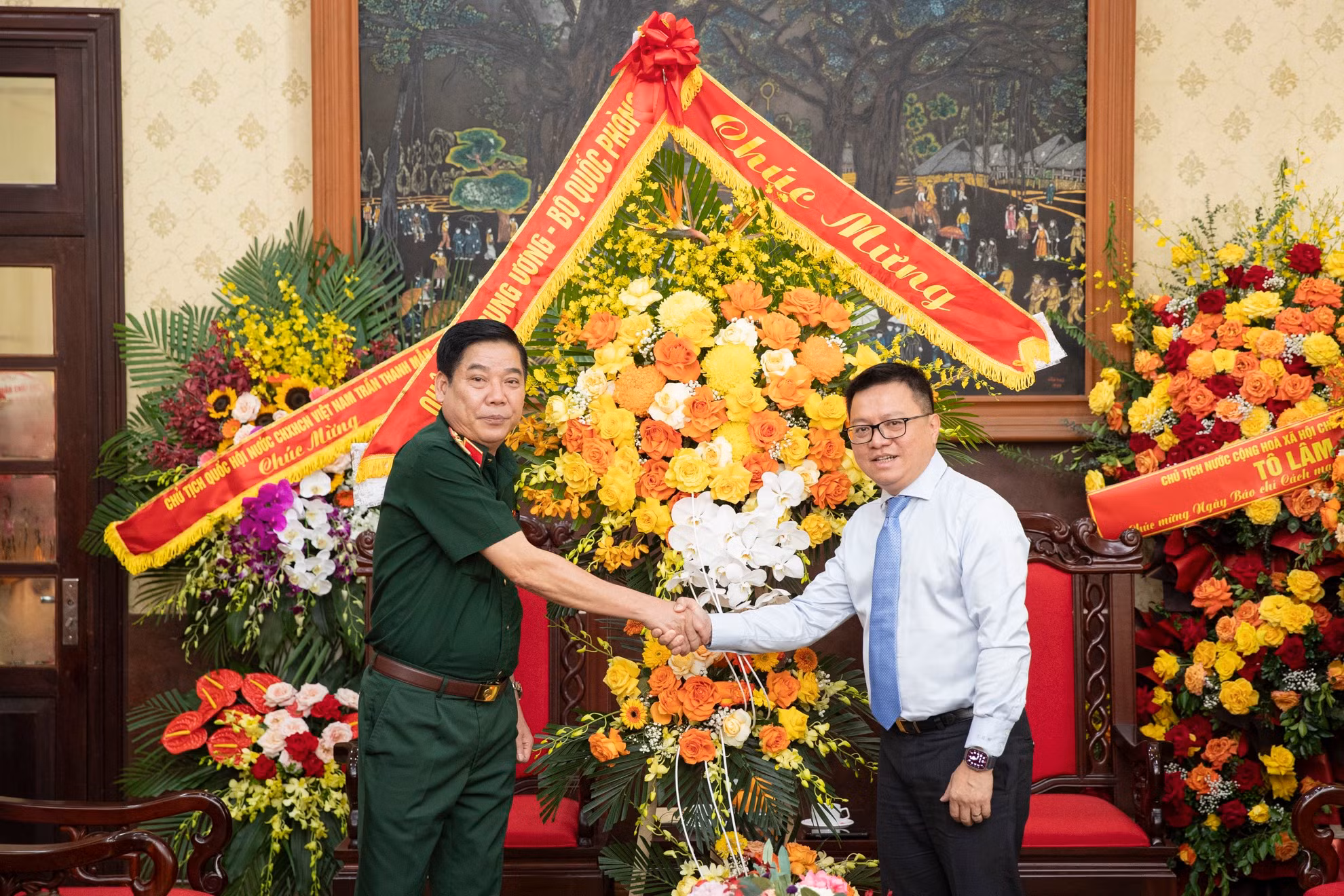 Trung tướng Nguyễn Văn Gấu, Ủy viên Trung ương Đảng, Phó Chủ nhiệm Tổng cục Chính trị Quân đội nhân dân Việt Nam dẫn đầu đoàn công tác đến thăm, chúc mừng Báo Nhân Dân.​