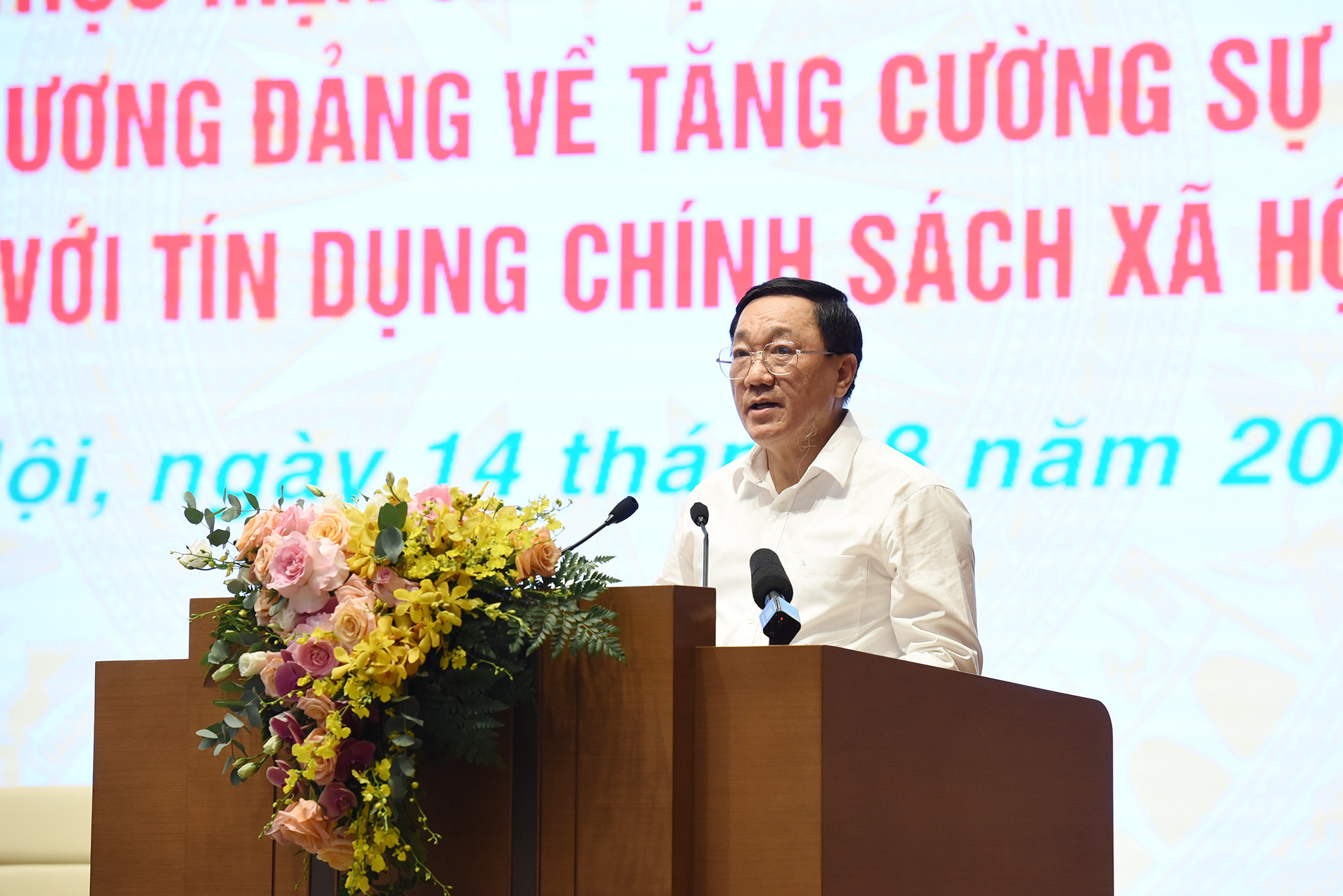 Tổng Giám đốc Ngân hàng Chính sách xã hội Dương Quyết Thắng báo cáo tổng kết kết quả 10 năm thực hiện Chỉ thị 40 về tín dụng chính sách xã hội.