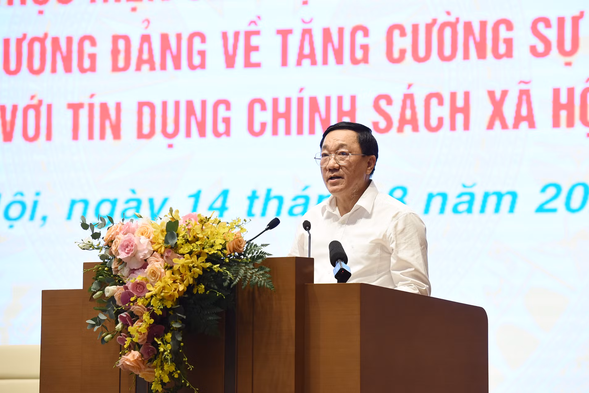 Tổng Giám đốc Ngân hàng Chính sách xã hội Dương Quyết Thắng báo cáo tổng kết kết quả 10 năm thực hiện Chỉ thị 40 về tín dụng chính sách xã hội.