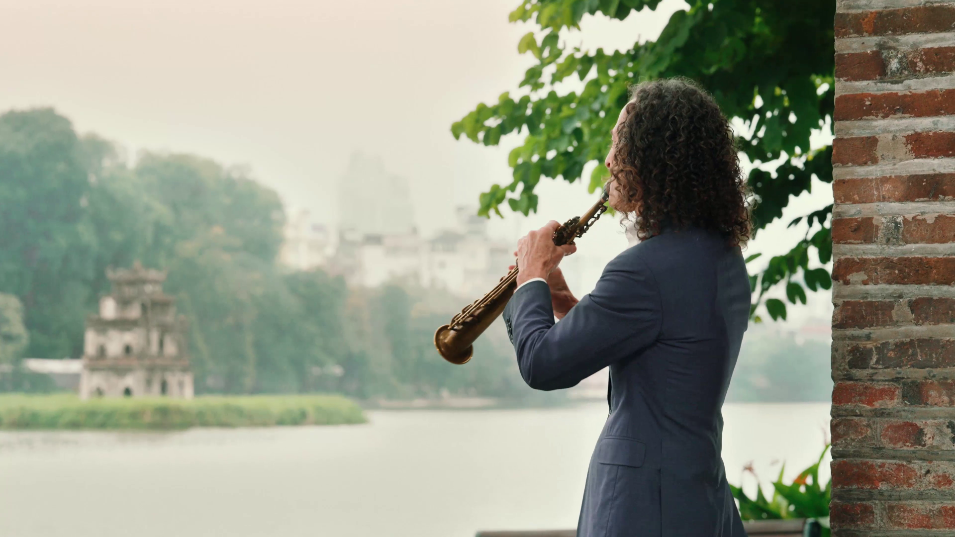 Cùng ngắm một Hà Nội thân quen và tràn đầy cảm xúc qua hình ảnh trong MV Going Home ảnh 4 Cùng ngắm một Hà Nội thân quen và tràn đầy cảm xúc qua hình ảnh trong MV Going Home ảnh 4