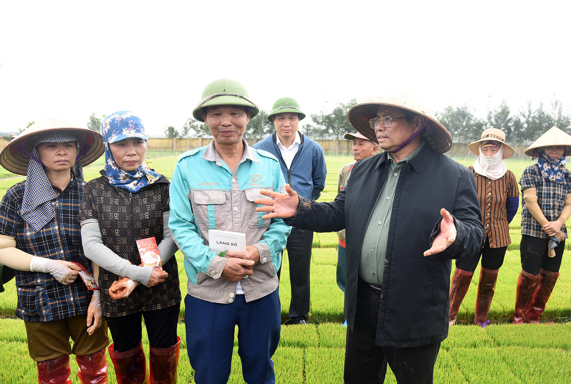Thủ tướng Phạm Minh Chính nói chuyện với nông dân huyện Ninh Giang, Hải Dương. Thủ tướng Phạm Minh Chính nói chuyện với nông dân huyện Ninh Giang, Hải Dương.