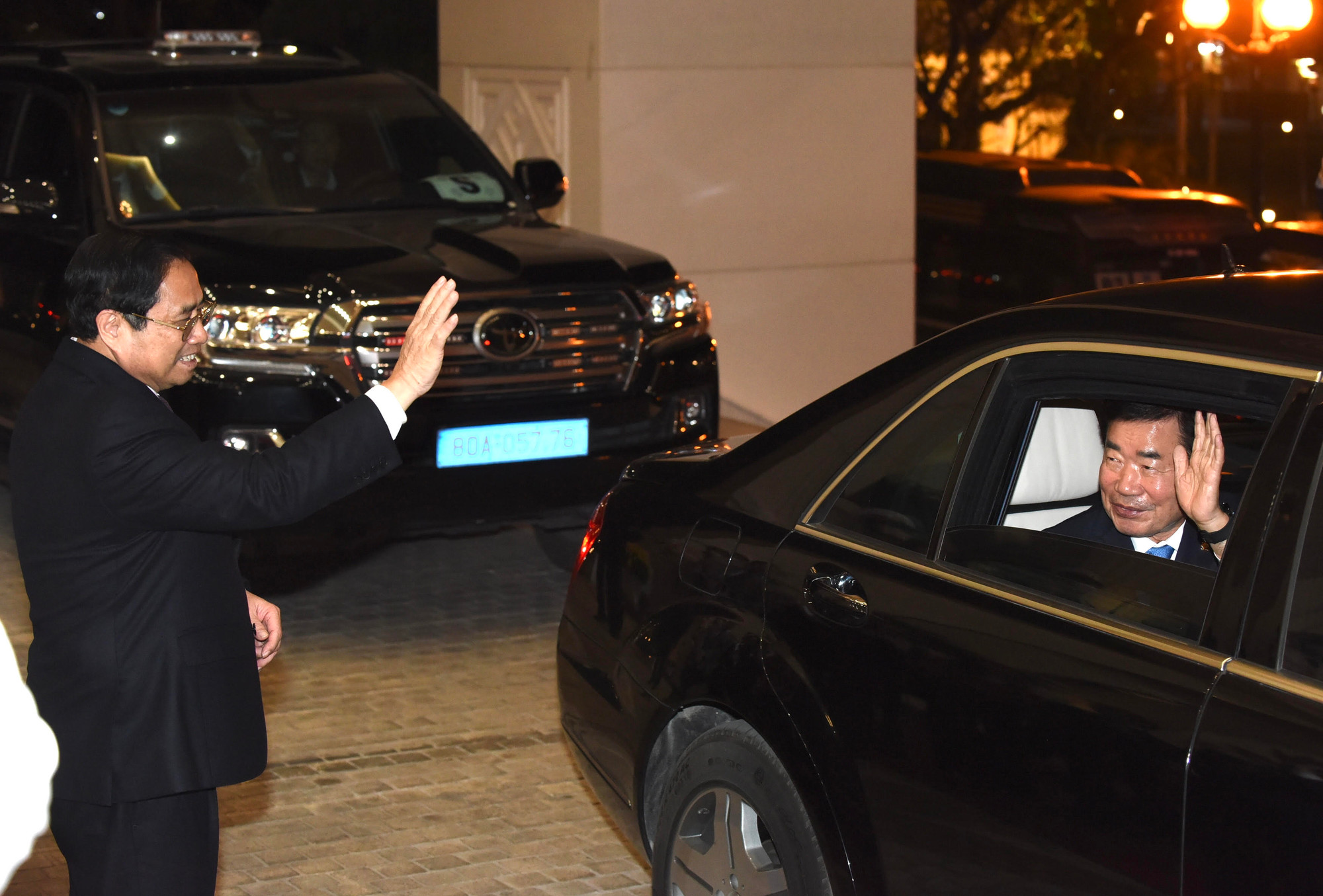 Thủ tướng Phạm Minh Chính tiễn Chủ tịch Quốc hội Hàn Quốc Kim Jin-pyo.