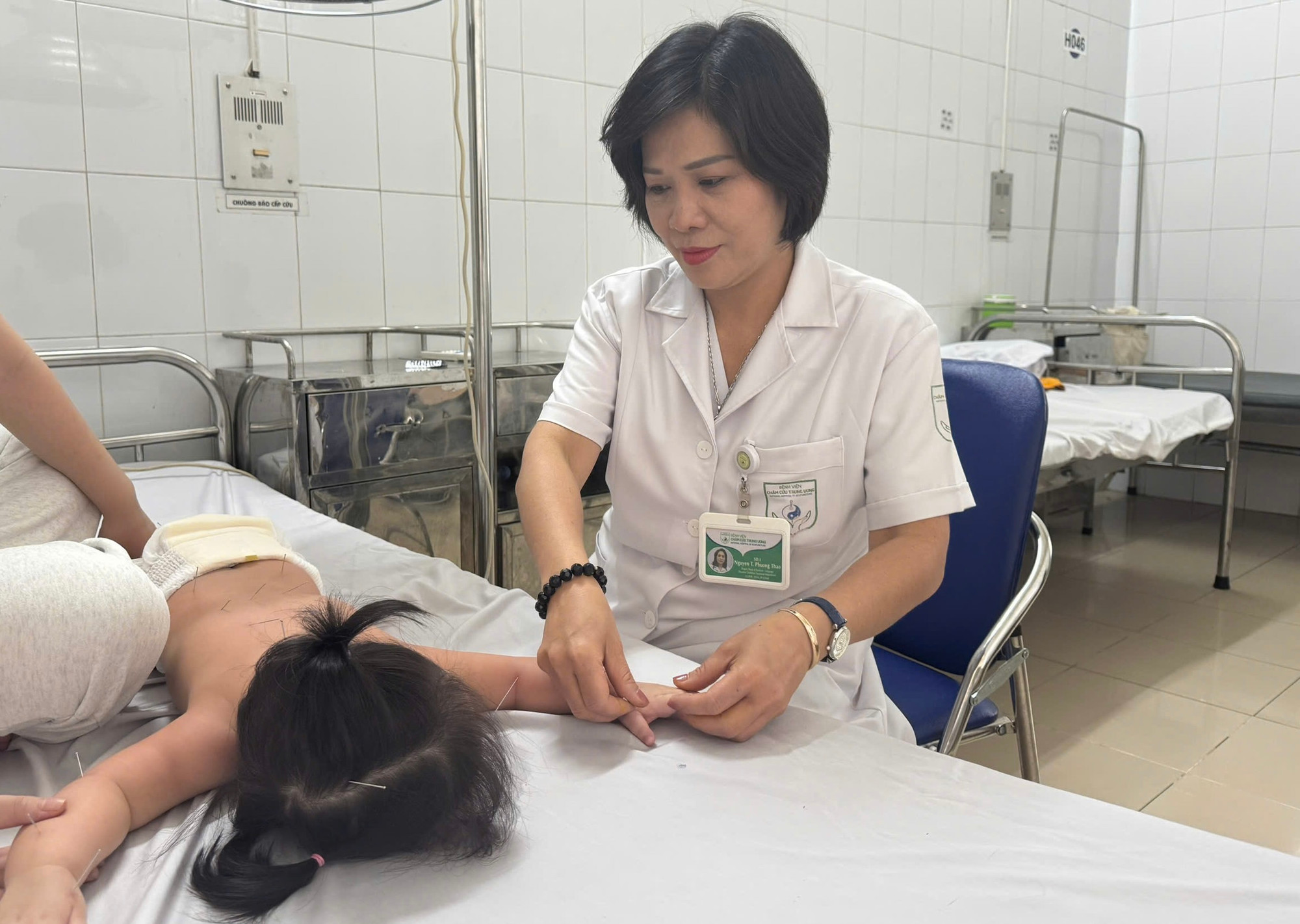 Hiện bé T. đã lẫy, biết bò, lực chân đạp khỏe, đầu cổ đã cứng hơn và giao tiếp mắt tốt hơn, biết nhận ra bố mẹ và người quen.